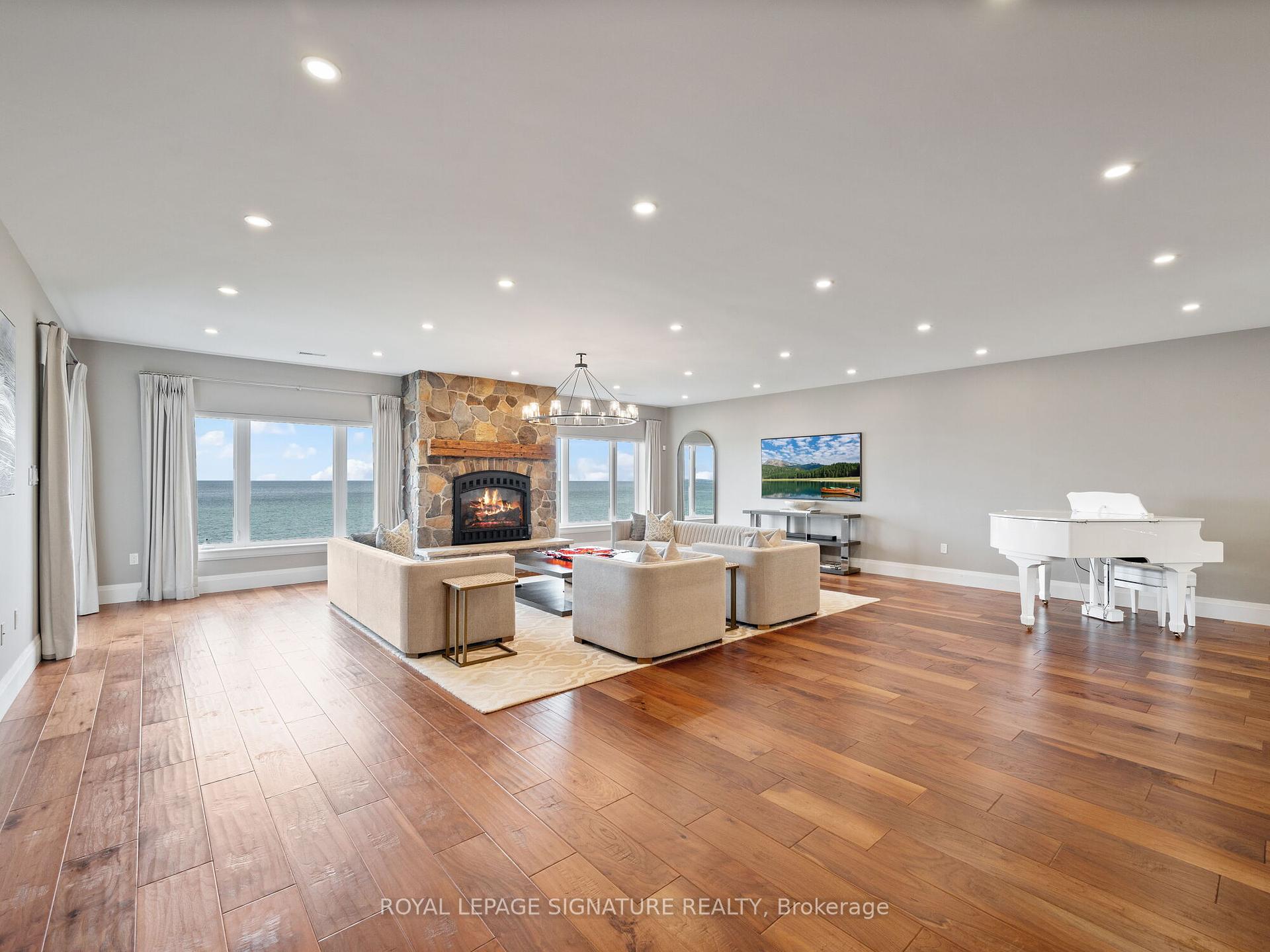 3 Bedrooms Condo at 484 Millen,  Hamilton For sale
