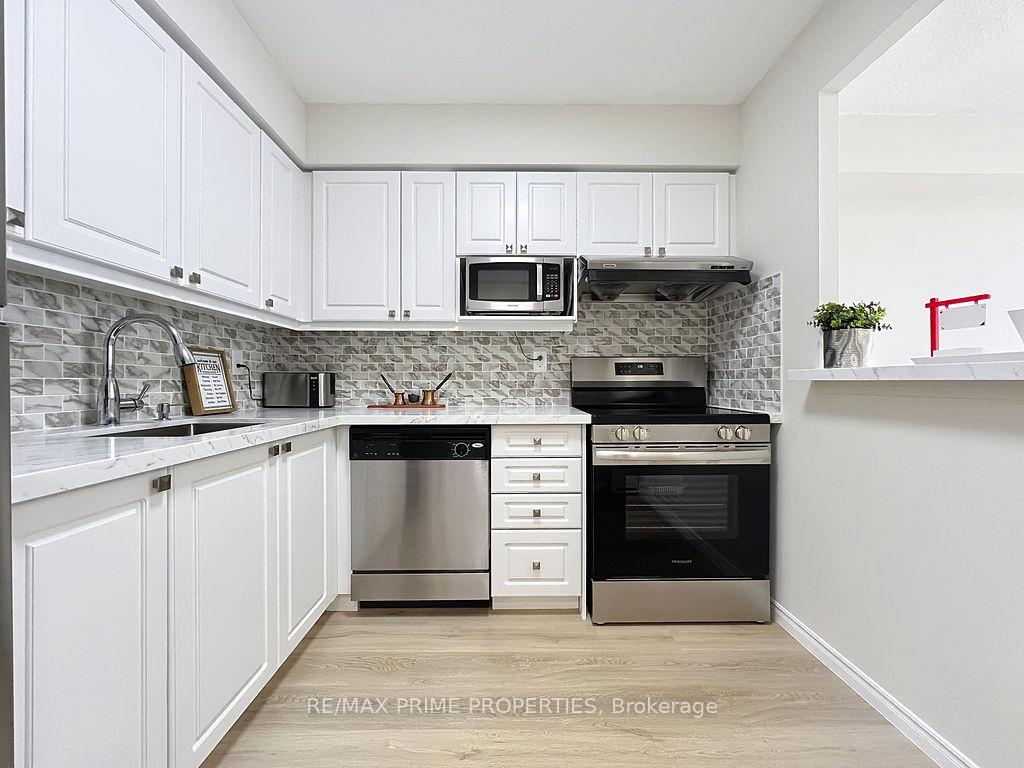 2 Bedrooms Condo at 91 Townsgate, Vaughan For sale