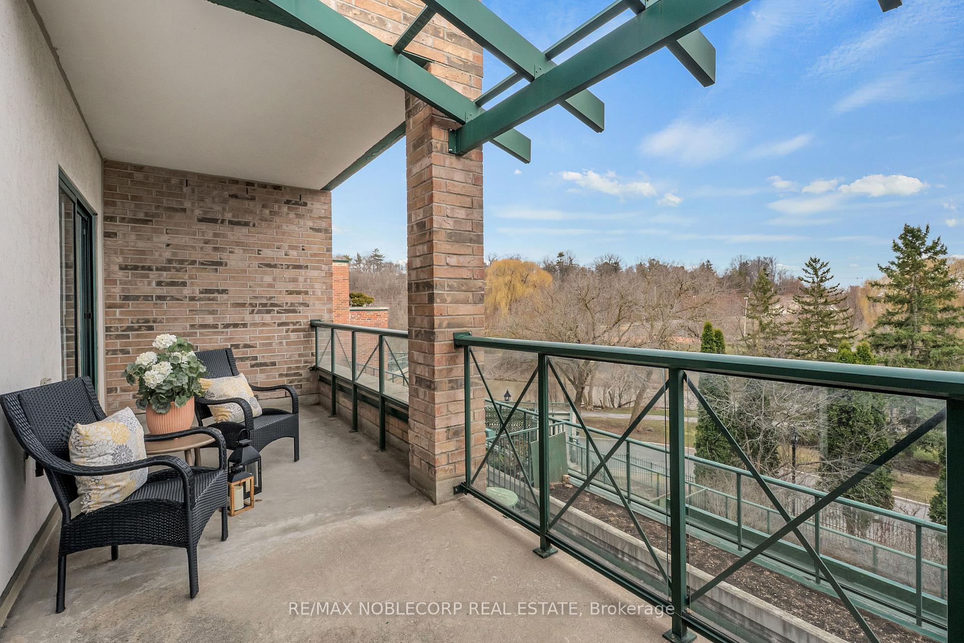 3 Bedrooms Condo at 121 Woodbridge, Vaughan For sale