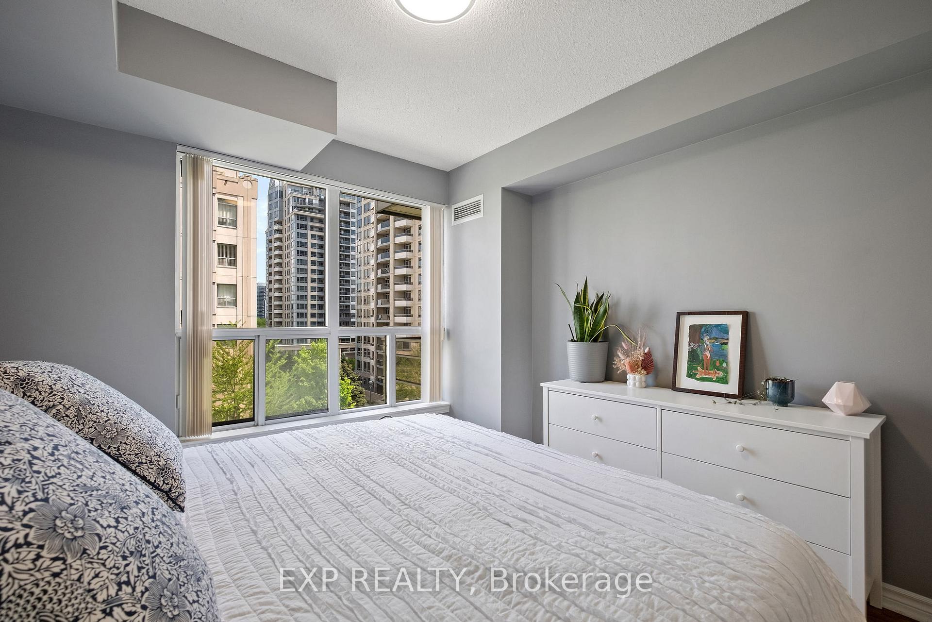 2 Bedrooms Condo at 19 Barberry, Toronto For sale