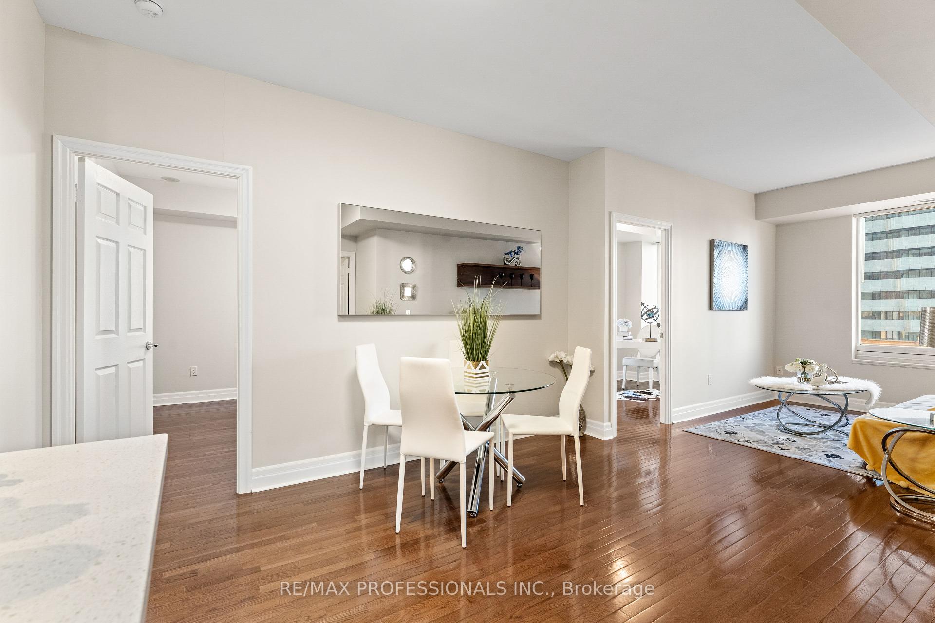2 Bedrooms Condo at 35 Balmuto,  Toronto For sale