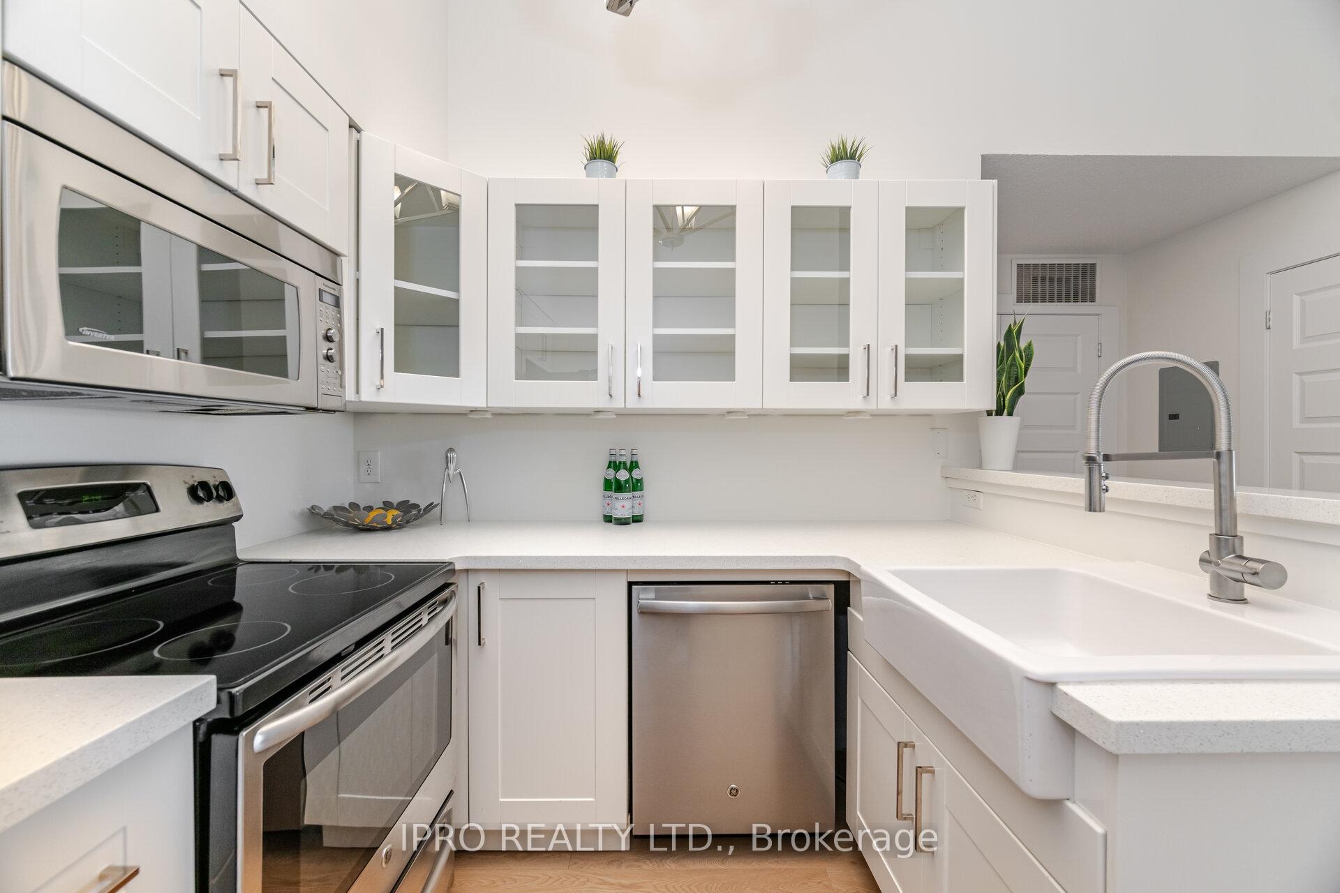 2 Bedrooms Condo at 1411 Walker’s, Burlington For sale