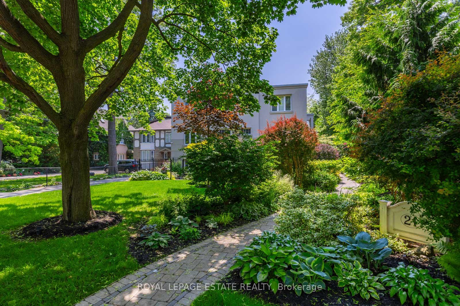 2 Bedrooms Co-op at 21 Benlamond, Toronto For sale
