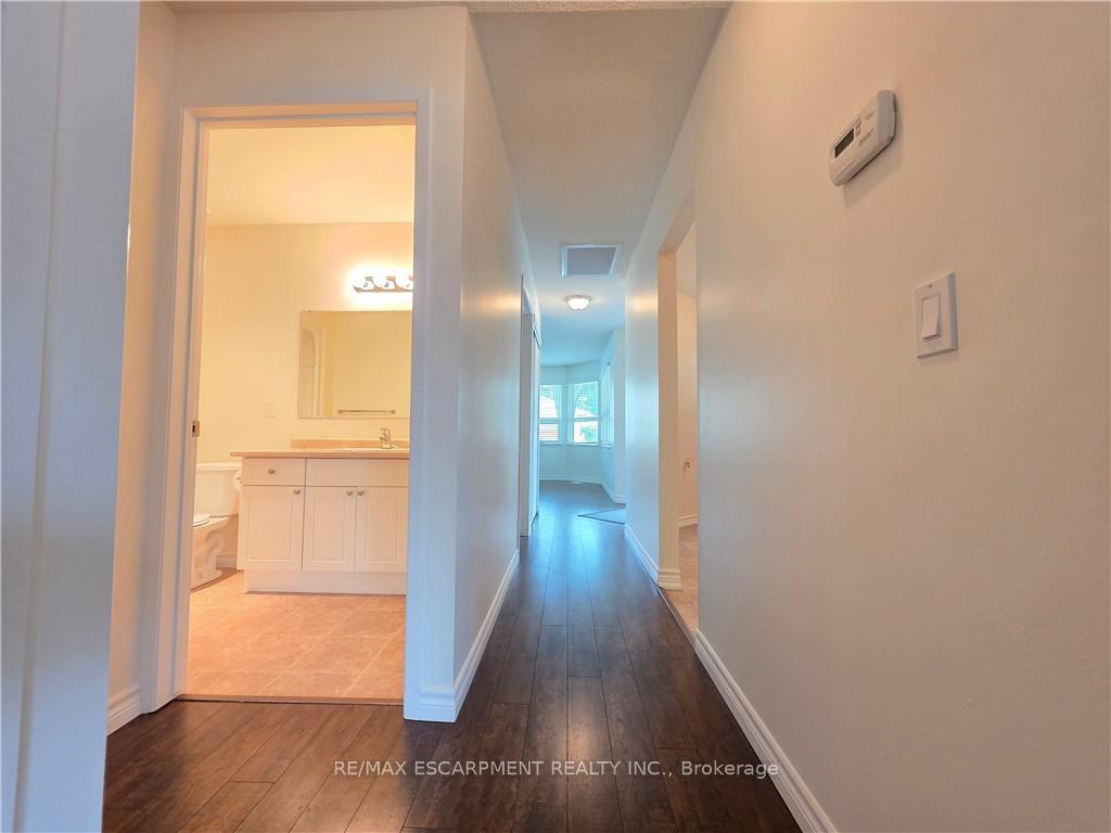2 Bedrooms Condo at 1 Szollosy, Hamilton For sale