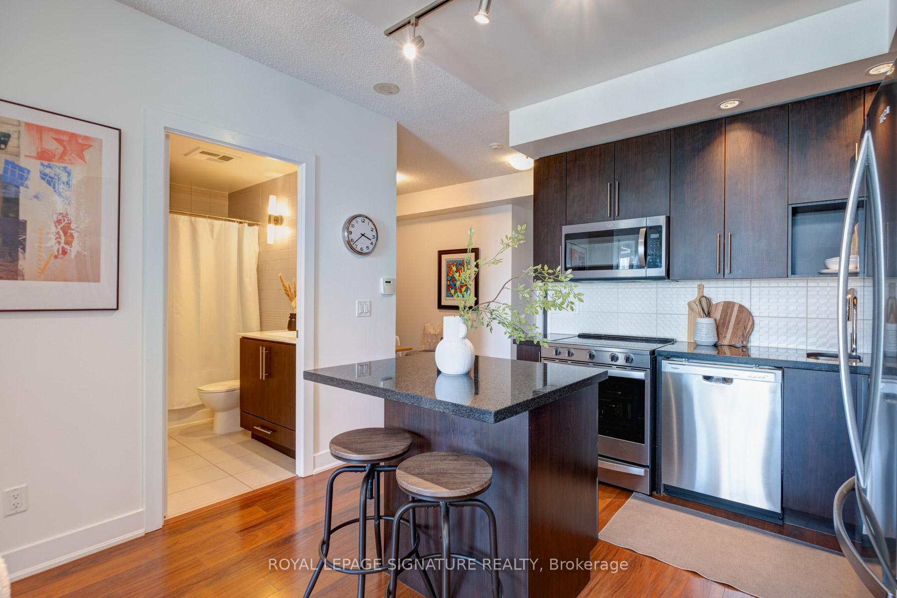 2 Bedrooms Condo at 28 Linden, Toronto For sale