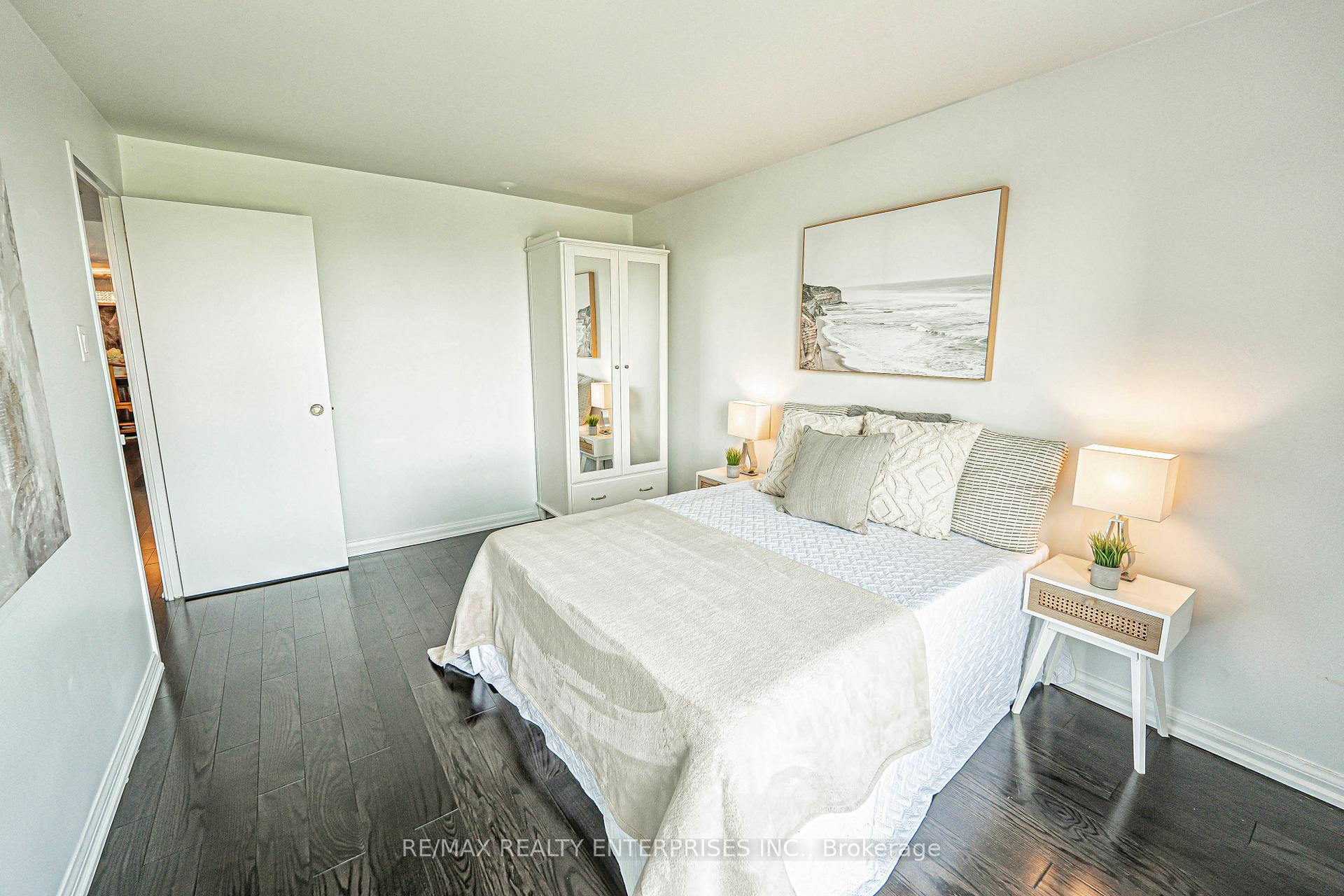 3 Bedrooms Condo at 1400 Dixie, Mississauga For sale