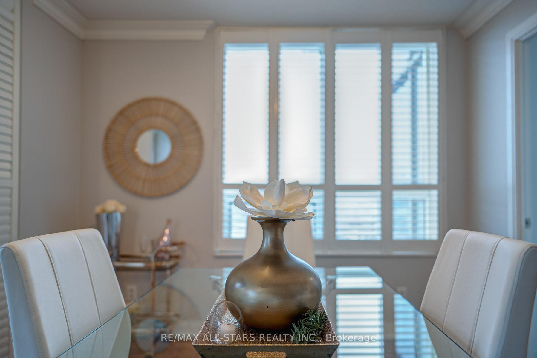 2 Bedrooms Condo at 35 Viking, Toronto For sale