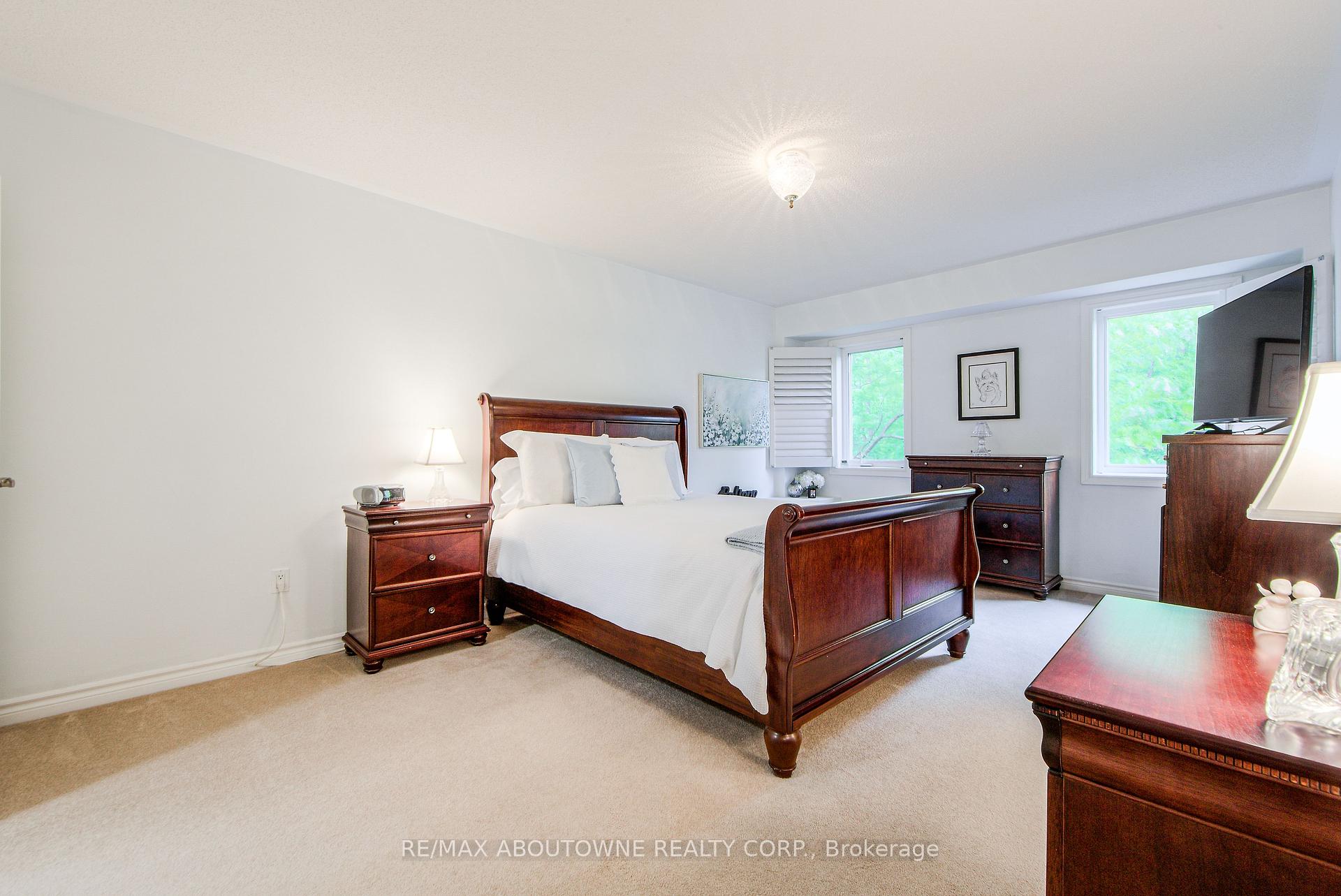 4 Bedrooms Condo at 300 Ravineview, Oakville For sale