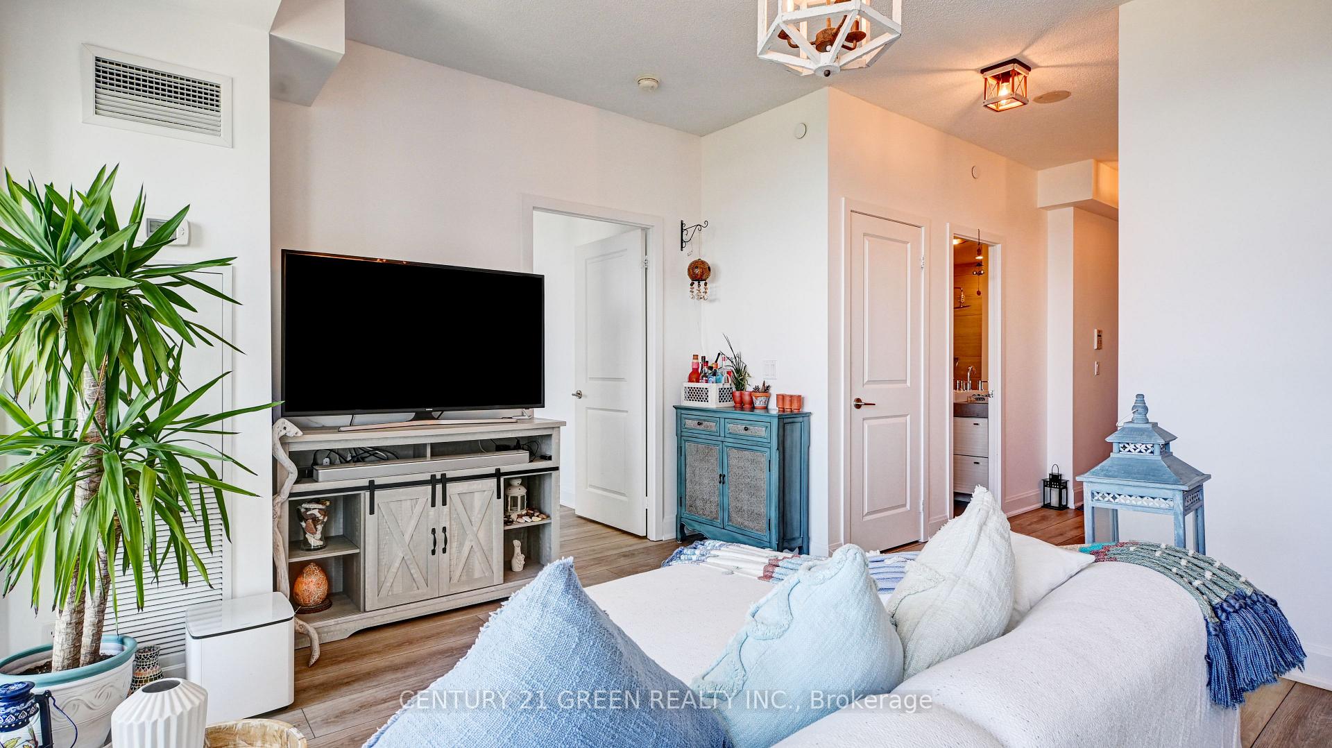 2 Bedrooms Condo at 33 Shore Breeze, Toronto For sale