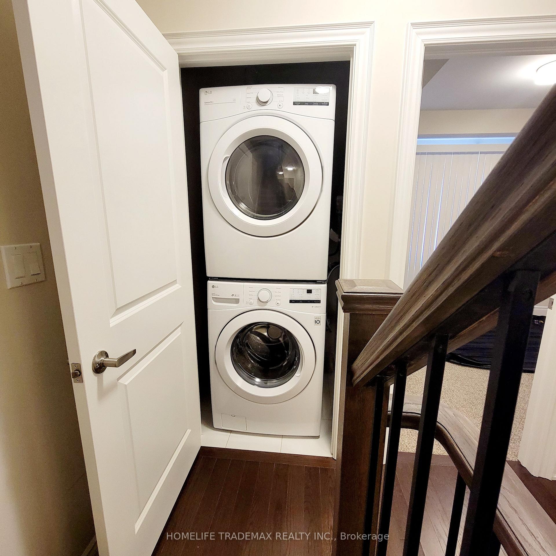 3 Bedrooms Condo at 15 Lunar, Mississauga For sale
