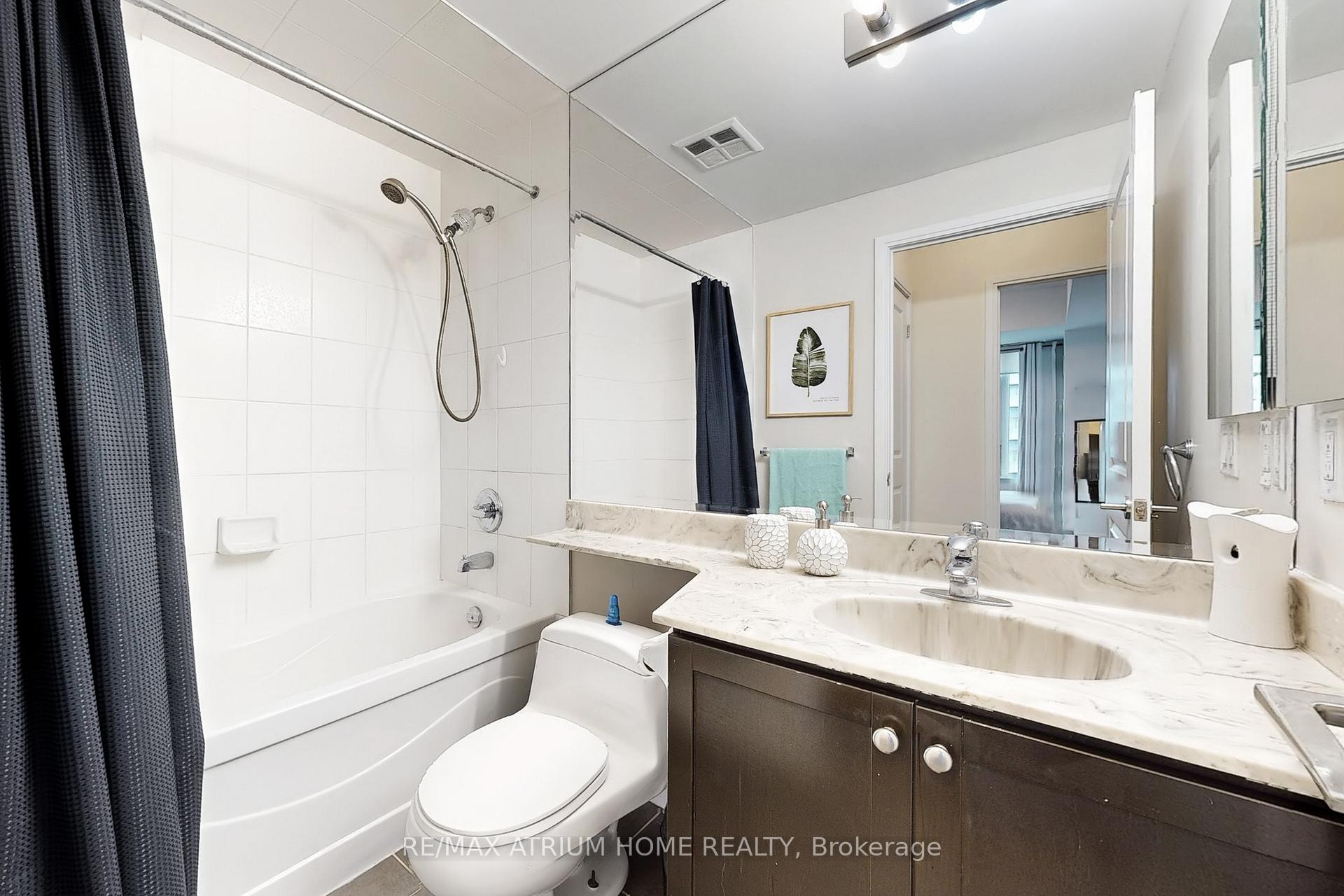 2 Bedrooms Condo at 80 Absolute, Mississauga For sale