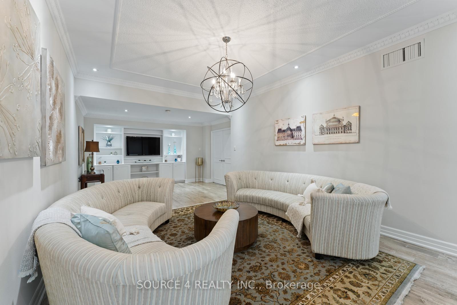 4 Bedrooms Condo at 1300 Bloor, Mississauga For sale