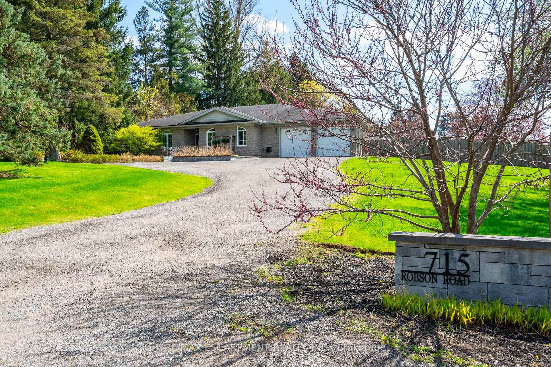 715 Robson Road, Hamilton, ON L8B 1H2