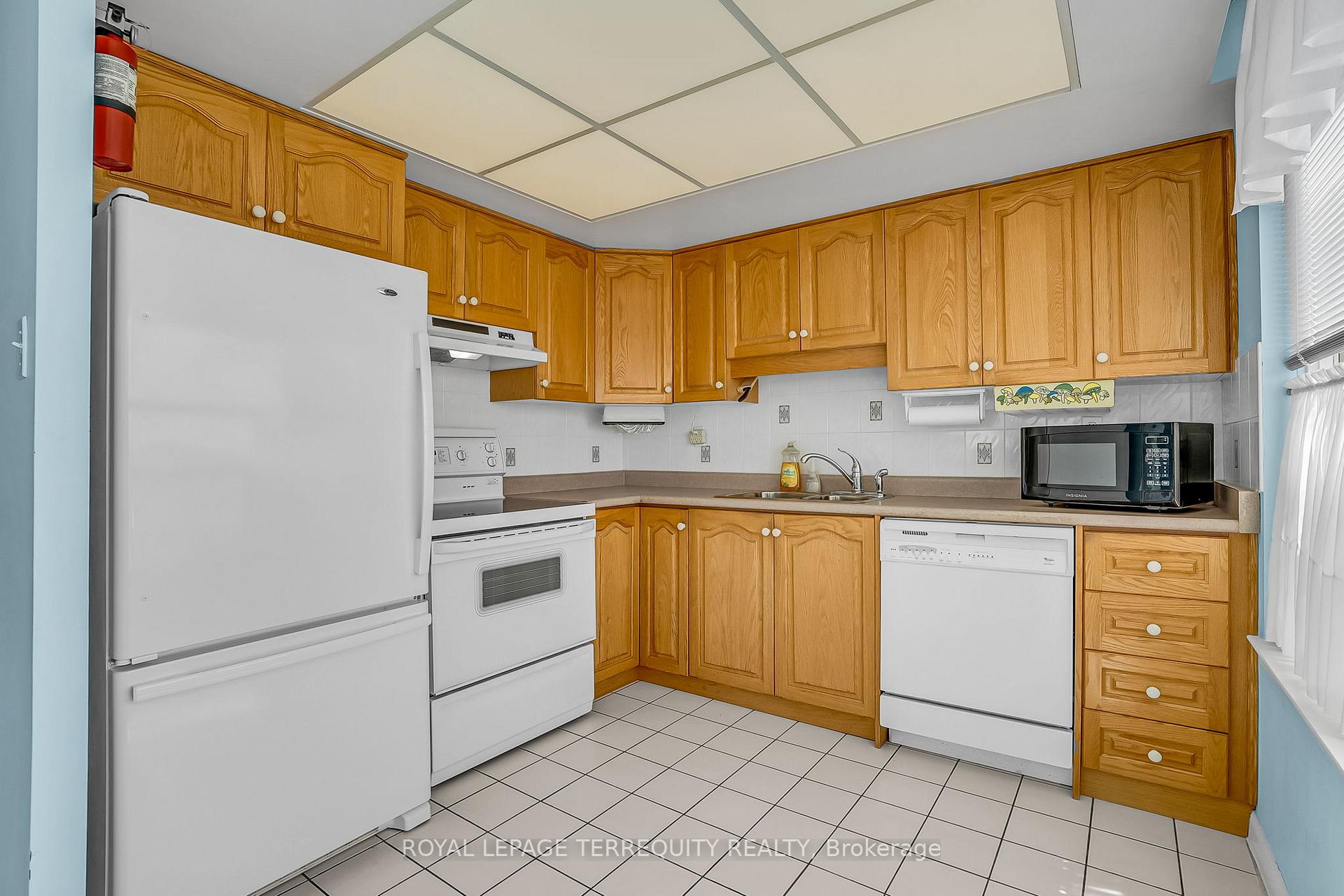 2 Bedrooms Condo at 550 Webb, Mississauga For sale