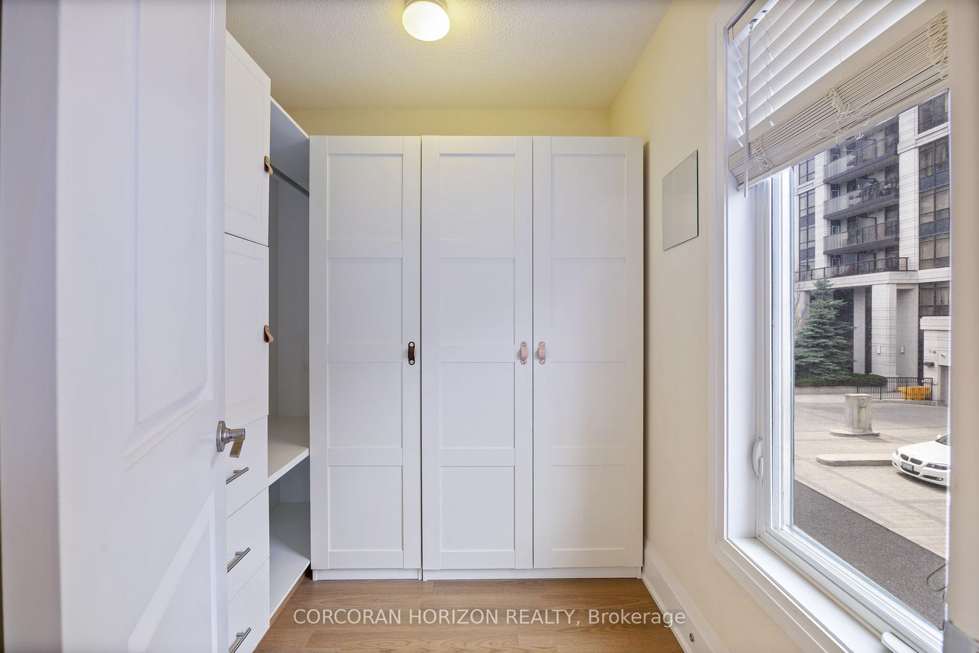 4 Bedrooms Condo at 9 Oakburn, Toronto For sale