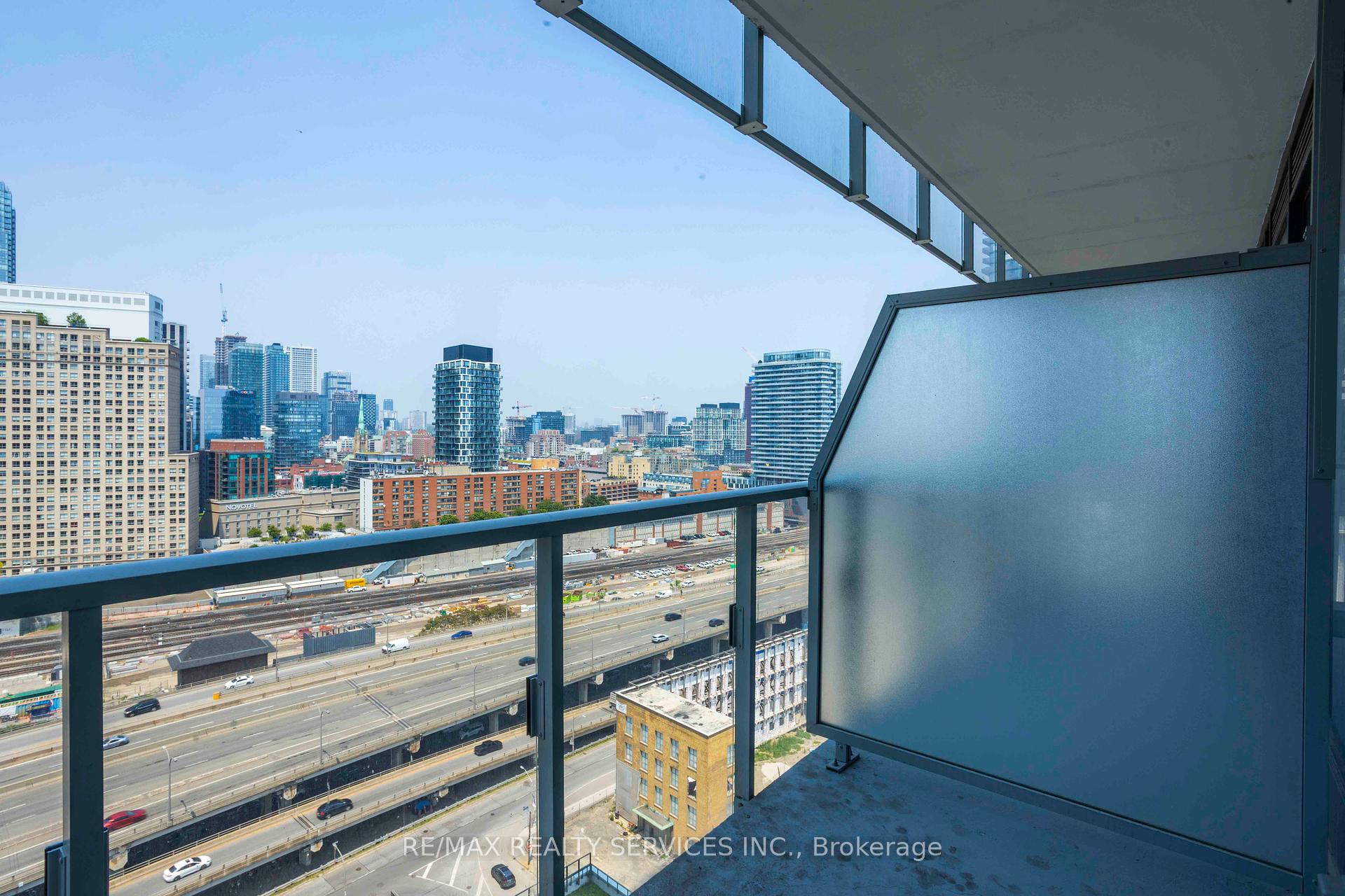 2 Bedrooms Condo at 28 Freeland, Toronto For sale
