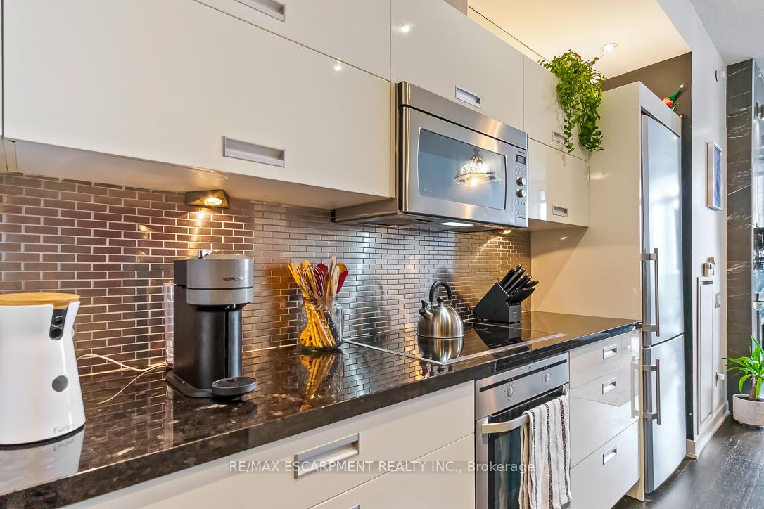 2 Bedrooms Condo at 88 Park Lawn,  Toronto For sale