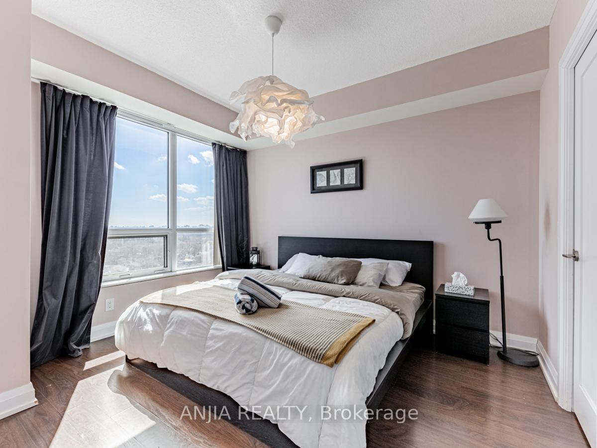 3 Bedrooms Condo at 2 Anndale,  Toronto For sale