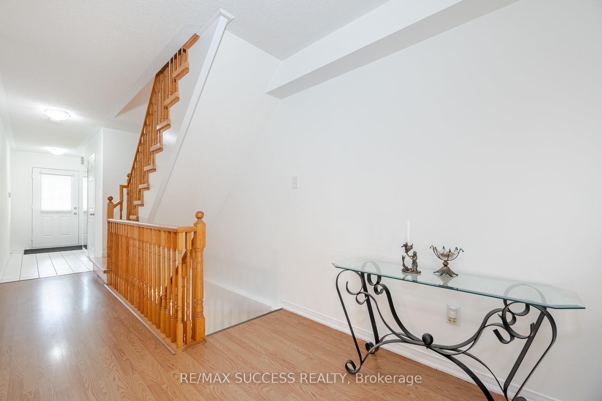 3 Bedrooms Condo at 5255 Palmetto, Mississauga For sale