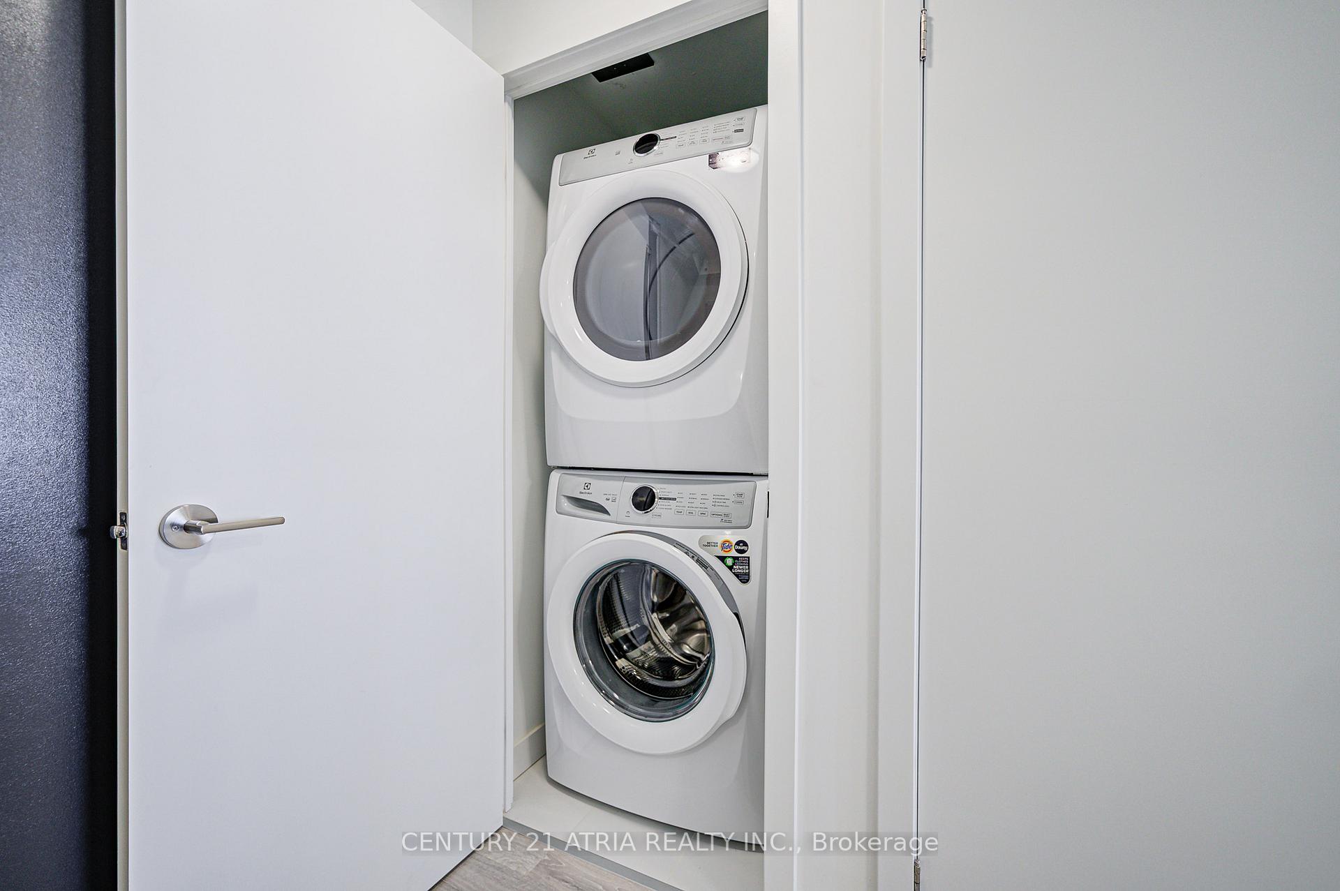 3 Bedrooms Condo at 7 Golden Lion, Toronto For sale