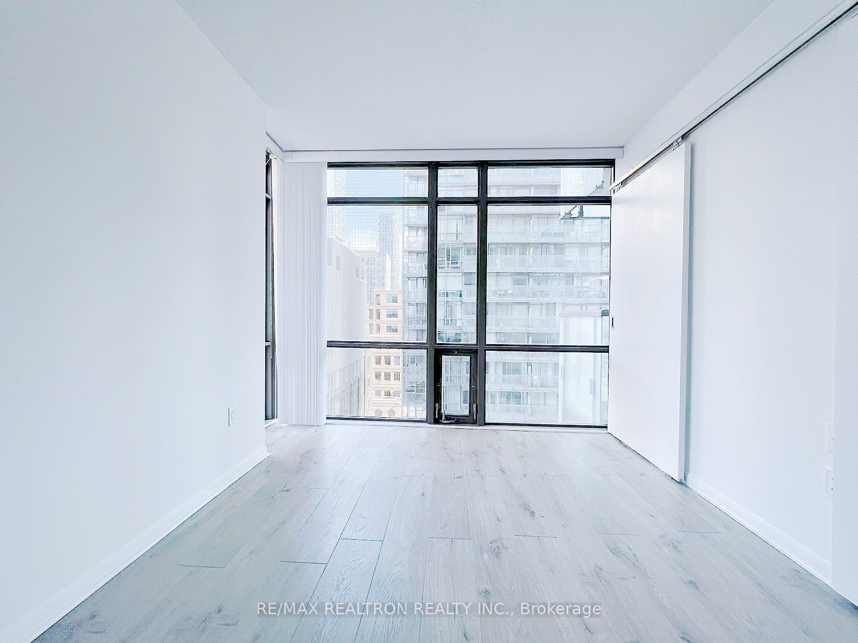 37 Grosvenor Street, #1009