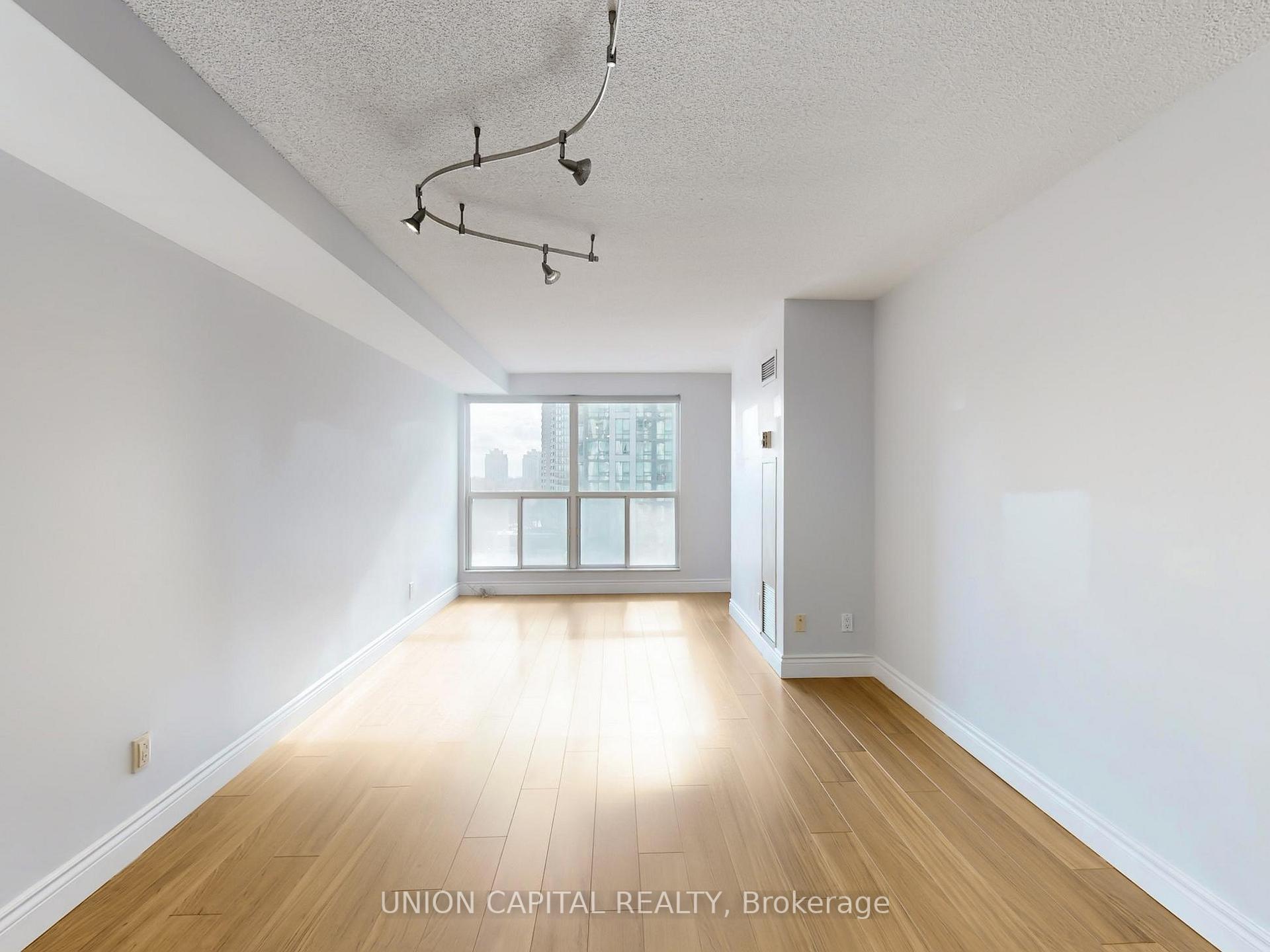 3 Bedrooms Condo at 28 Hollywood, Toronto For sale
