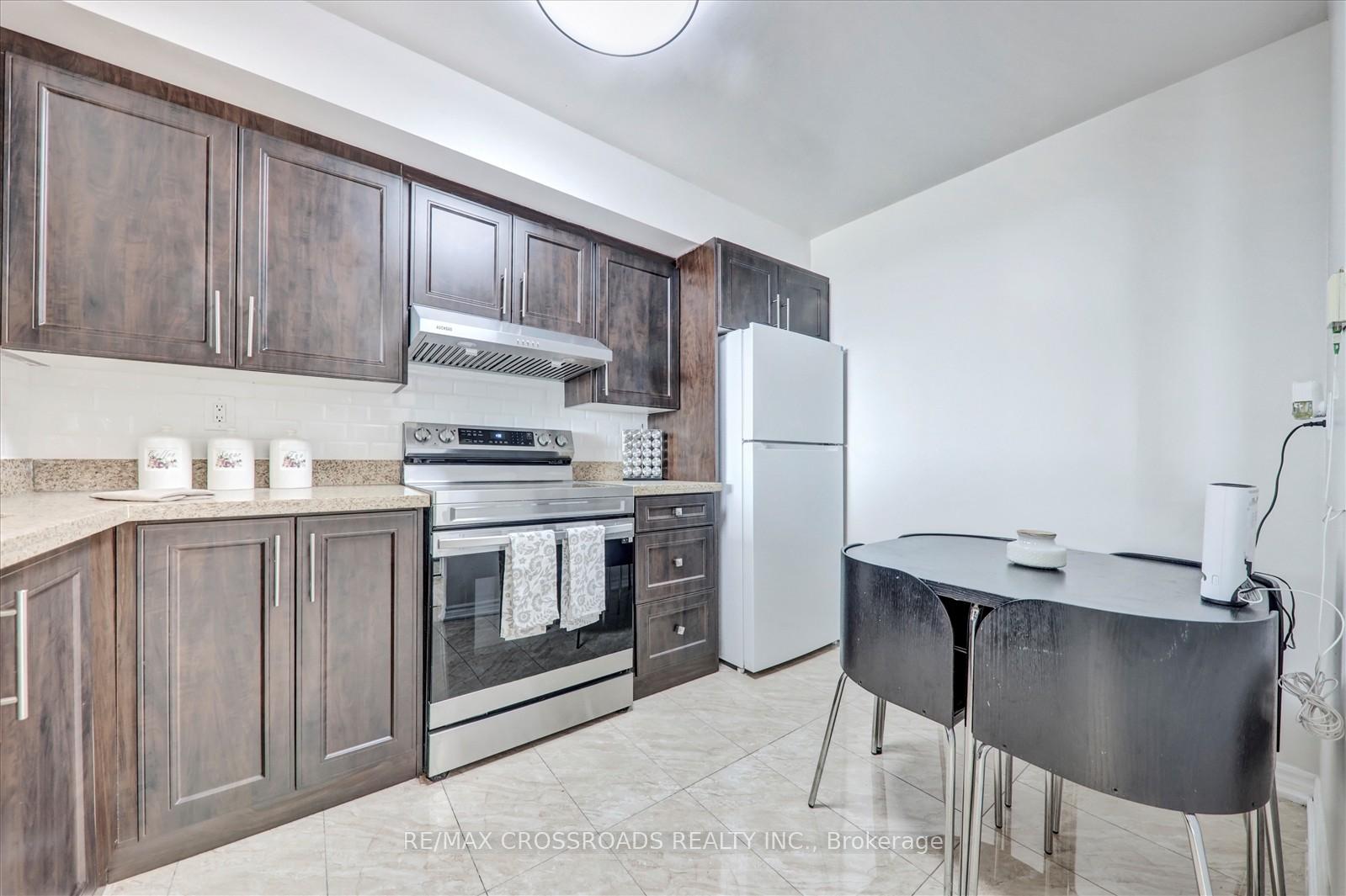 2 Bedrooms Condo at 400 Mclevin, Toronto For sale