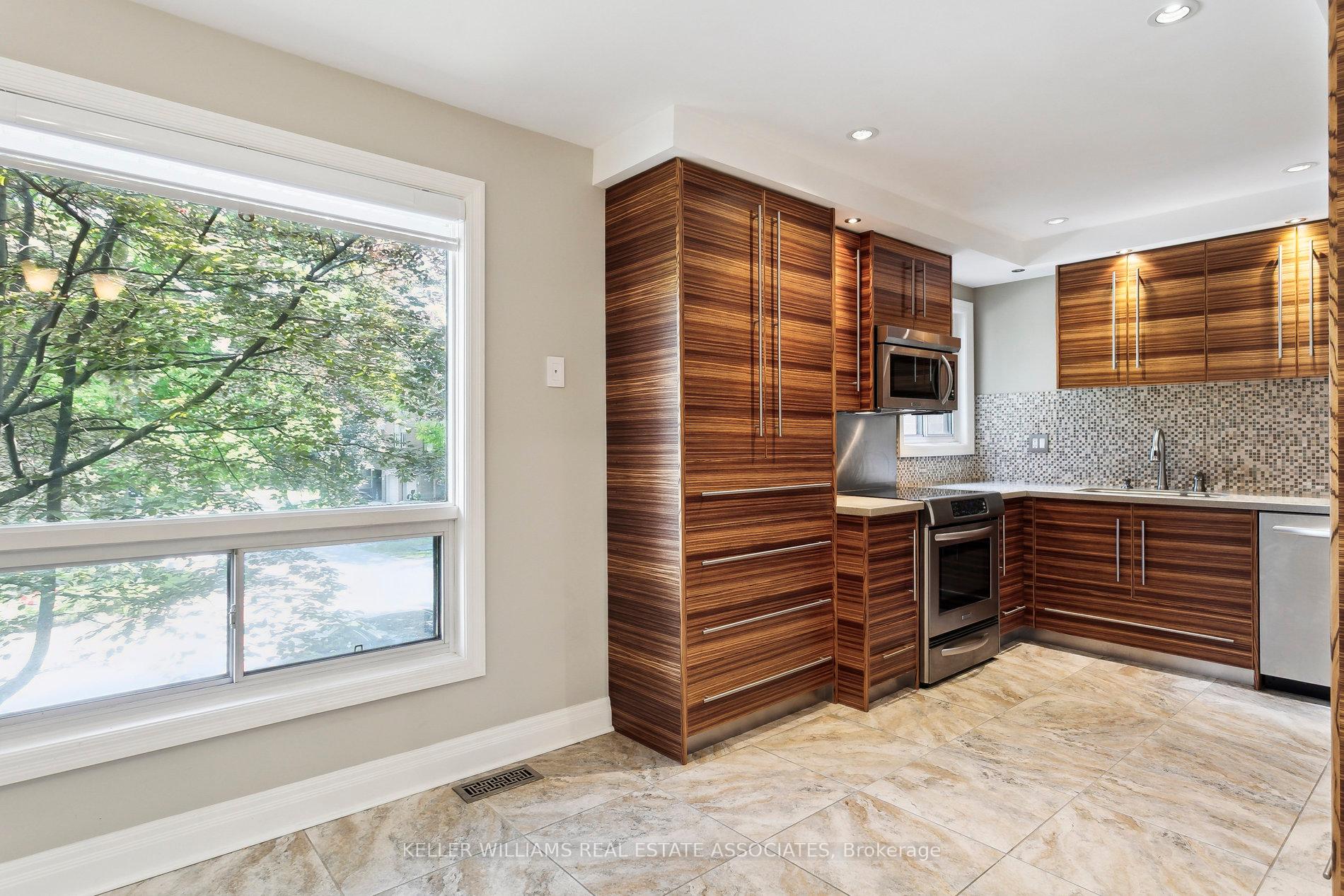 3 Bedrooms Condo at 1250 Marlborough, Oakville For sale