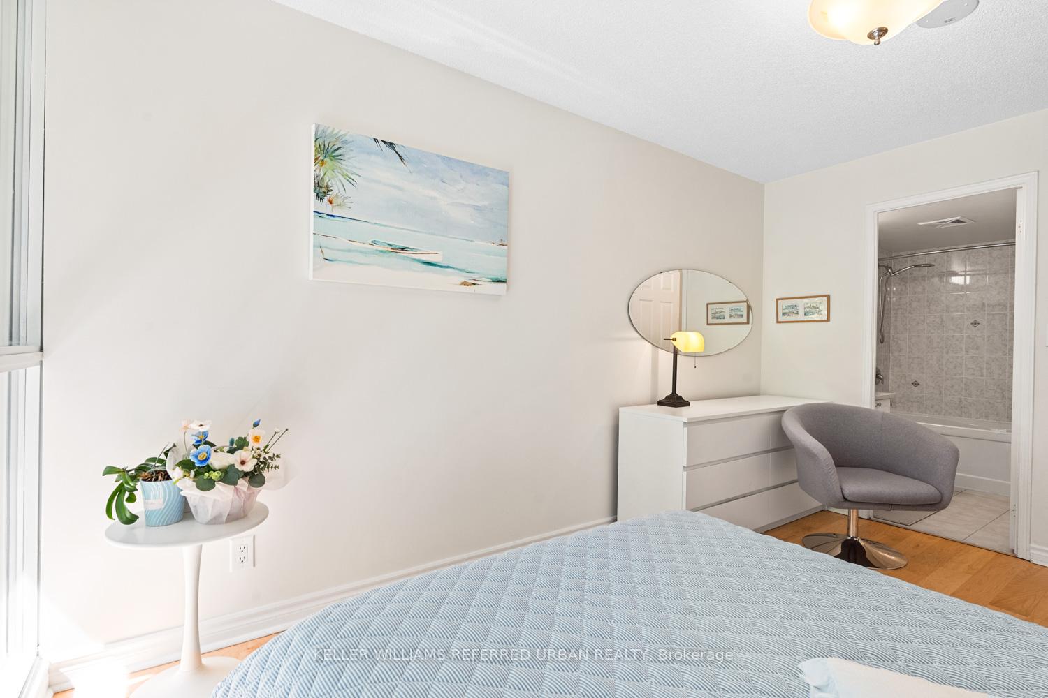 2 Bedrooms Condo at 35 Hollywood, Toronto For sale