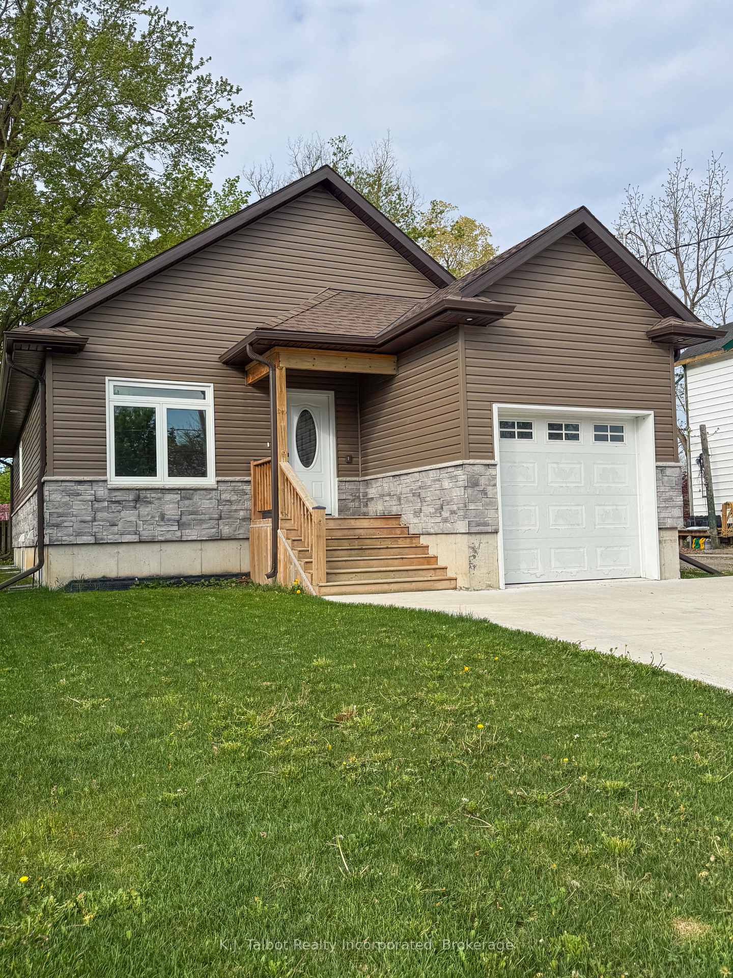 52 Queen Street, Huron East, ON N0G 1H0