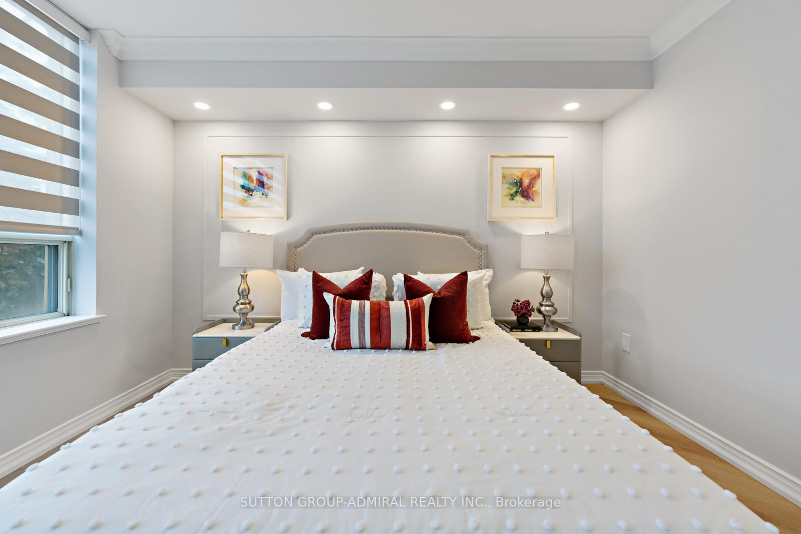2 Bedrooms Condo at 7 Townsgate, Vaughan For sale