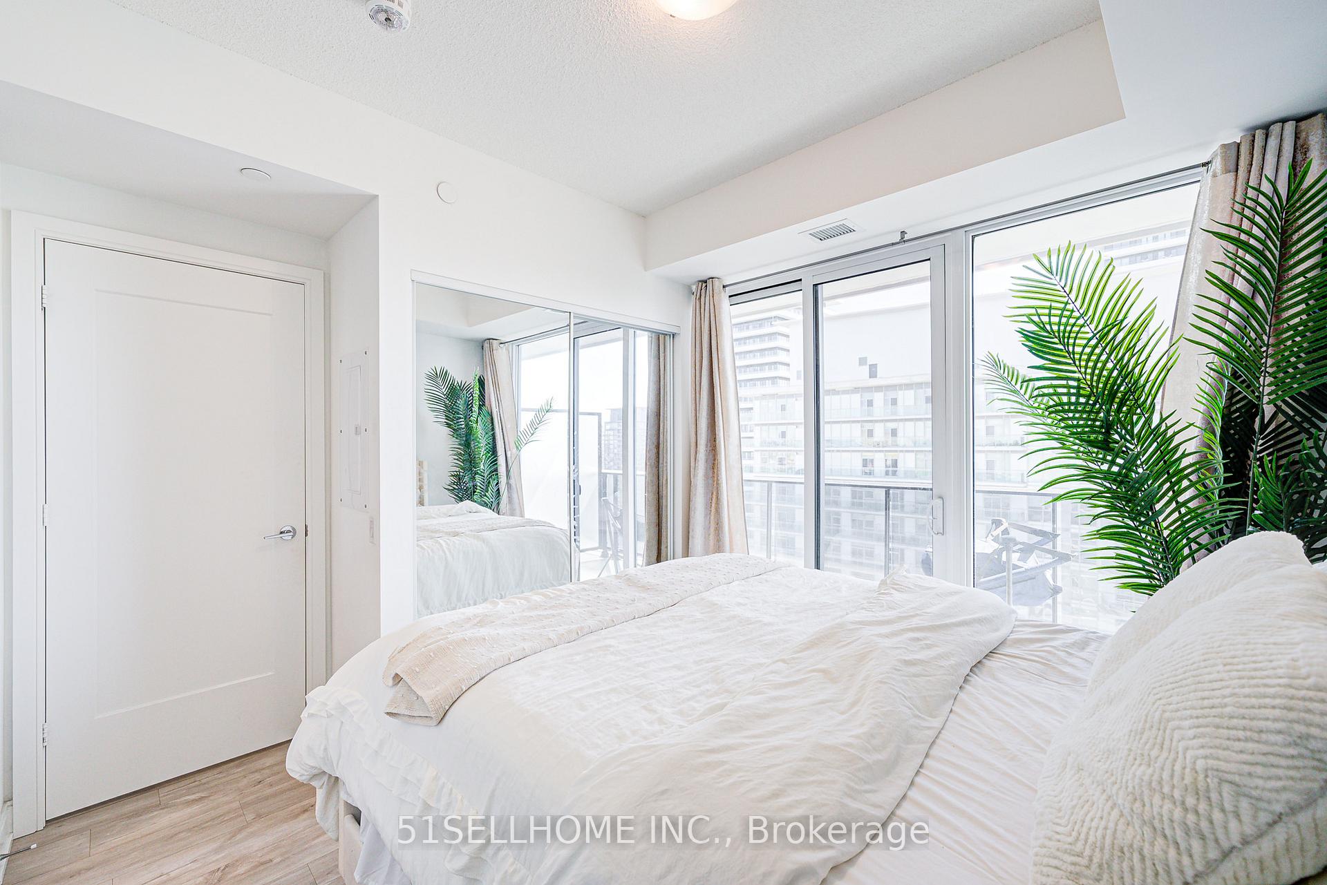 2 Bedrooms Condo at 70 Annie Craig, Toronto For sale