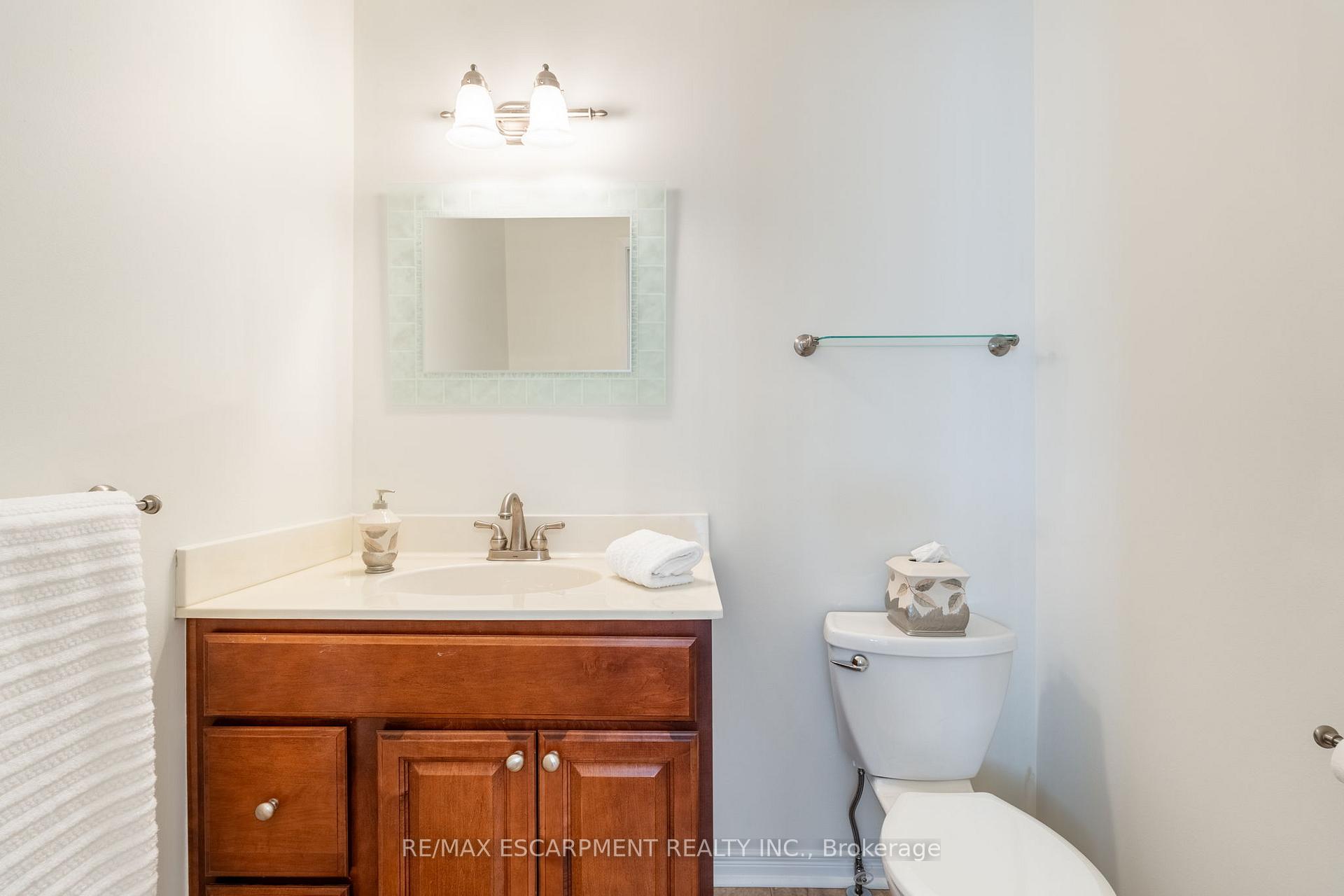 3 Bedrooms Condo at 2301 Cavendish, Burlington For sale