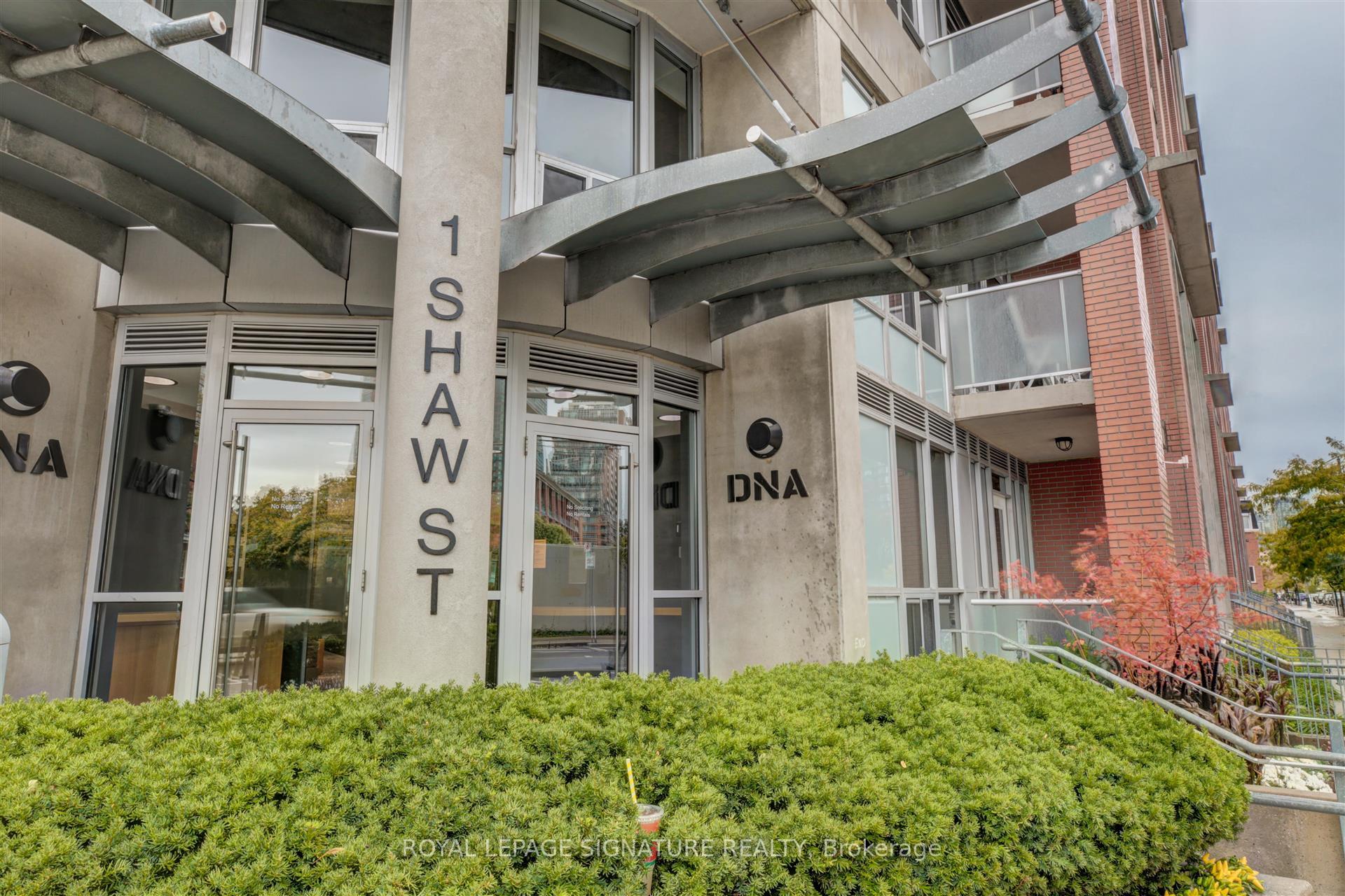 2 Bedrooms Condo at 1 Shaw, Toronto For sale