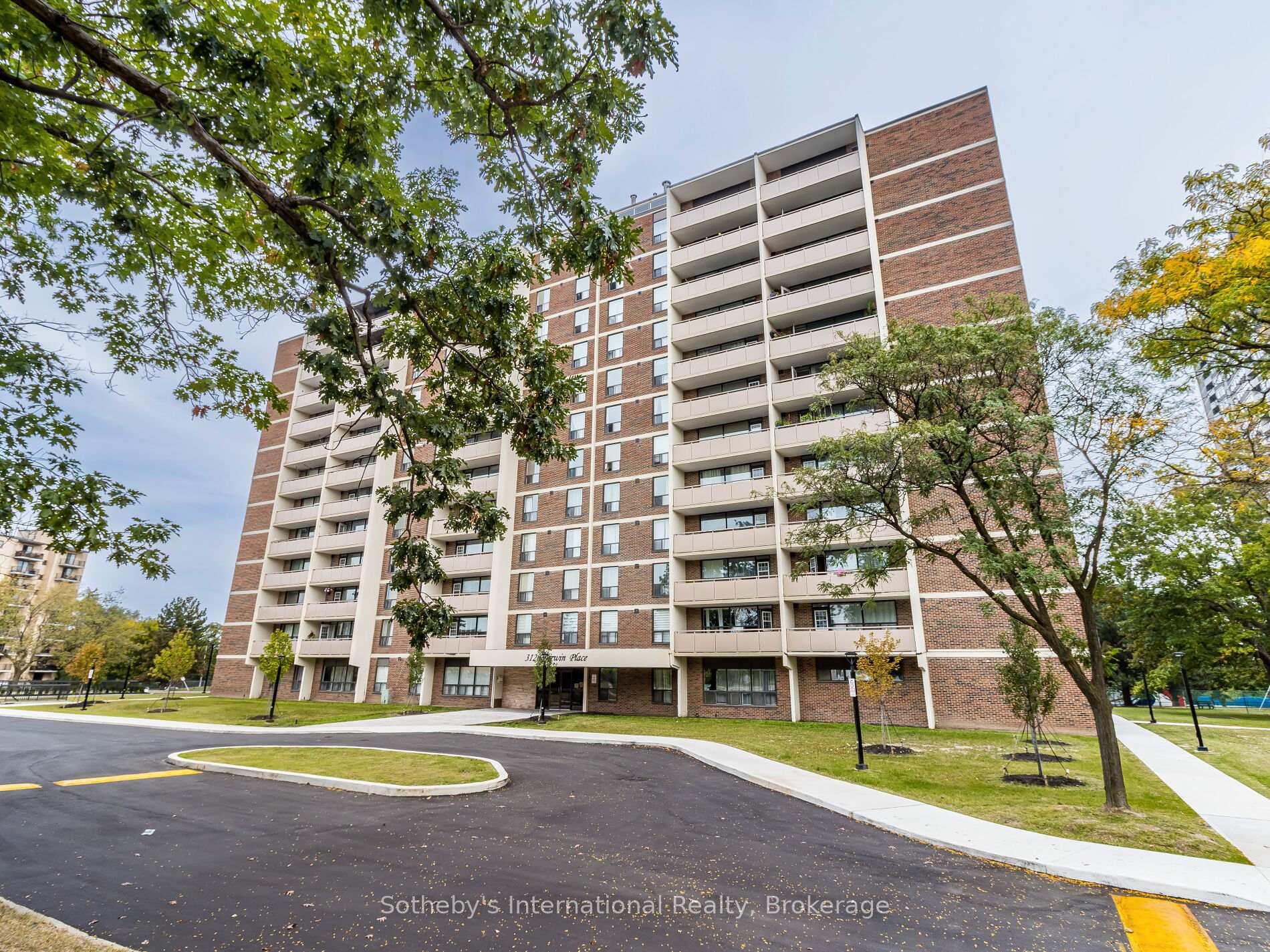 3 Bedrooms Condo at 3120 Kirwin,  Mississauga For sale