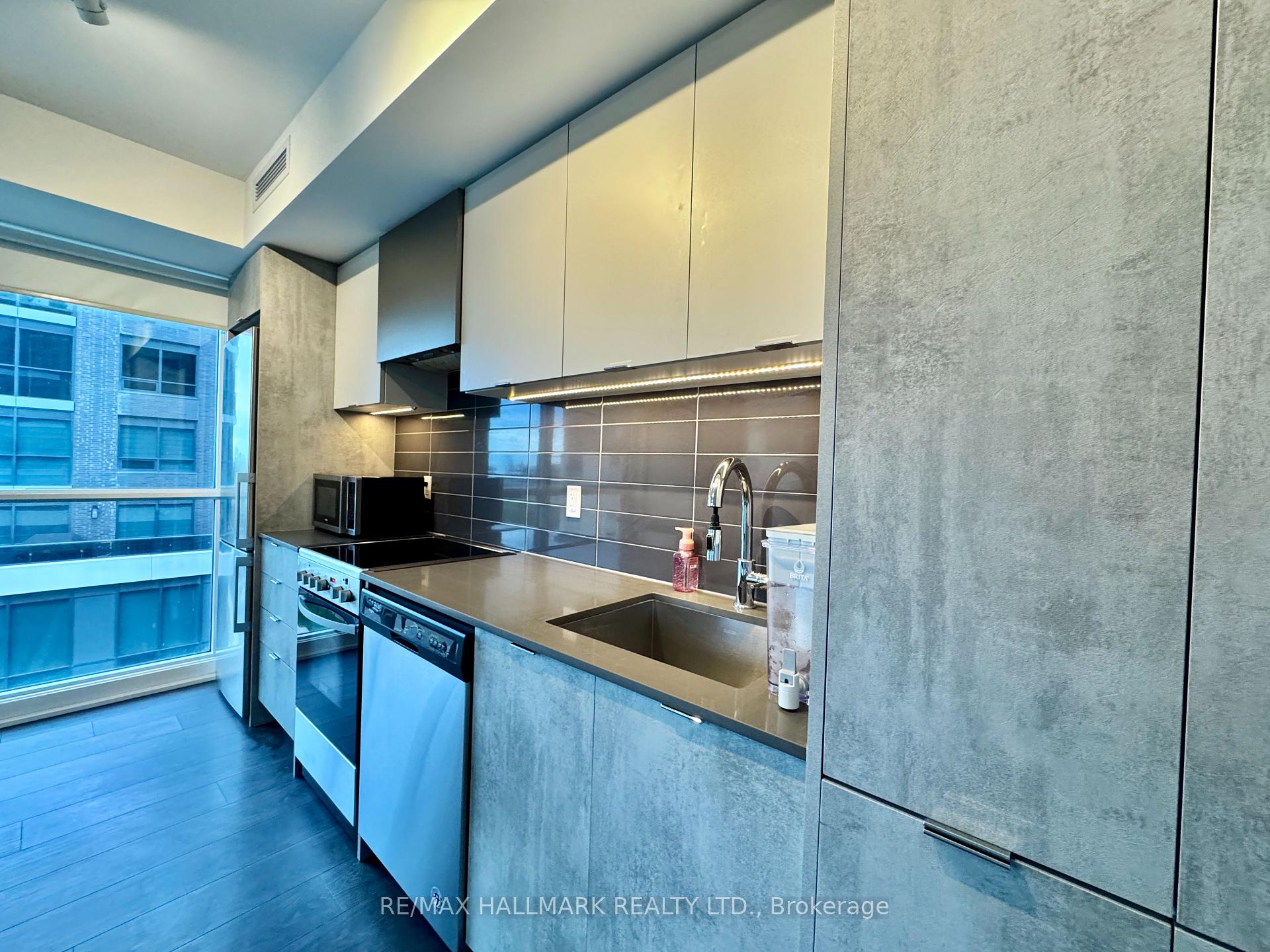 2 Bedrooms Condo at 26 Gibbs, Toronto For sale
