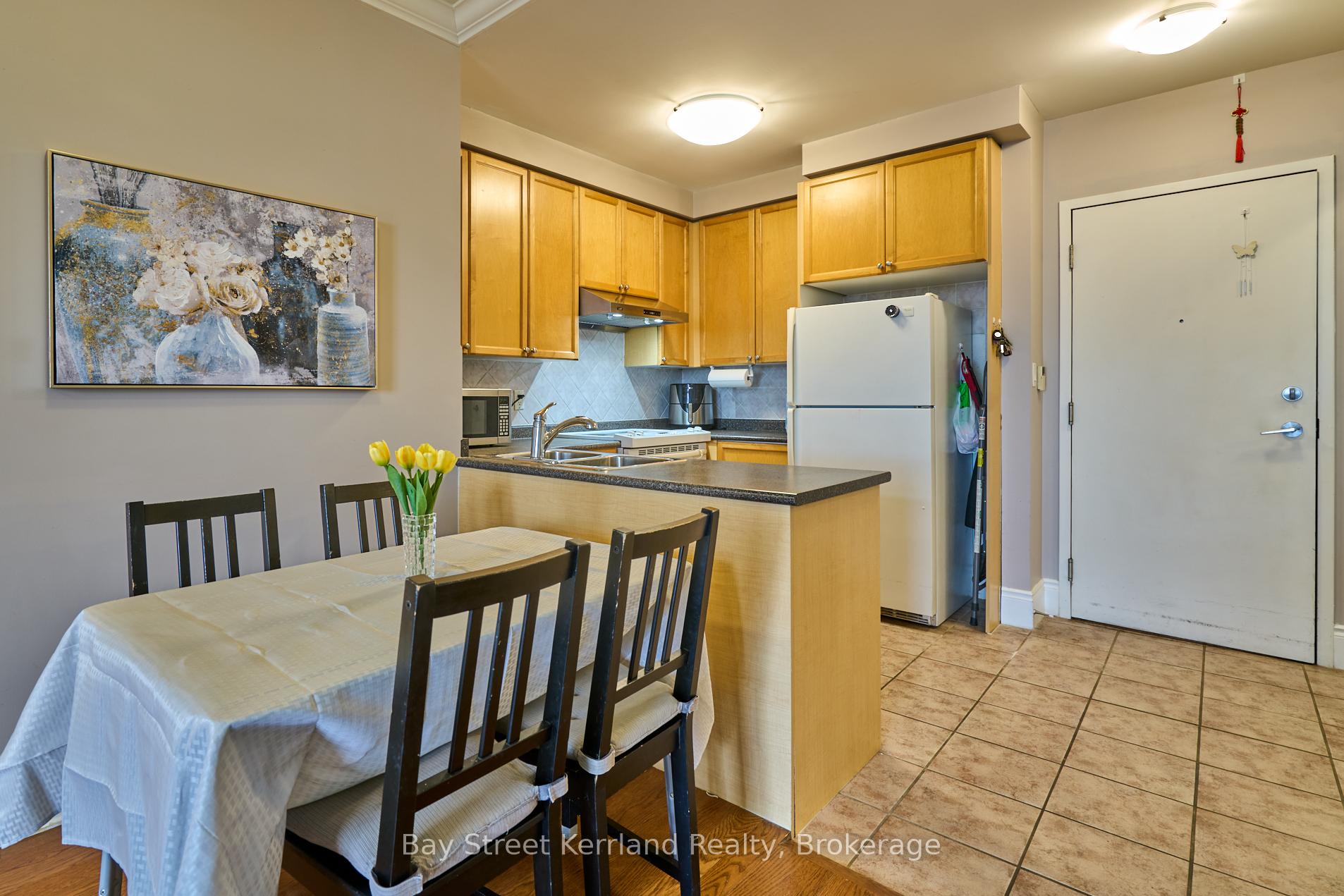 2 Bedrooms Condo at 3880 Duke Of York,  Mississauga For sale
