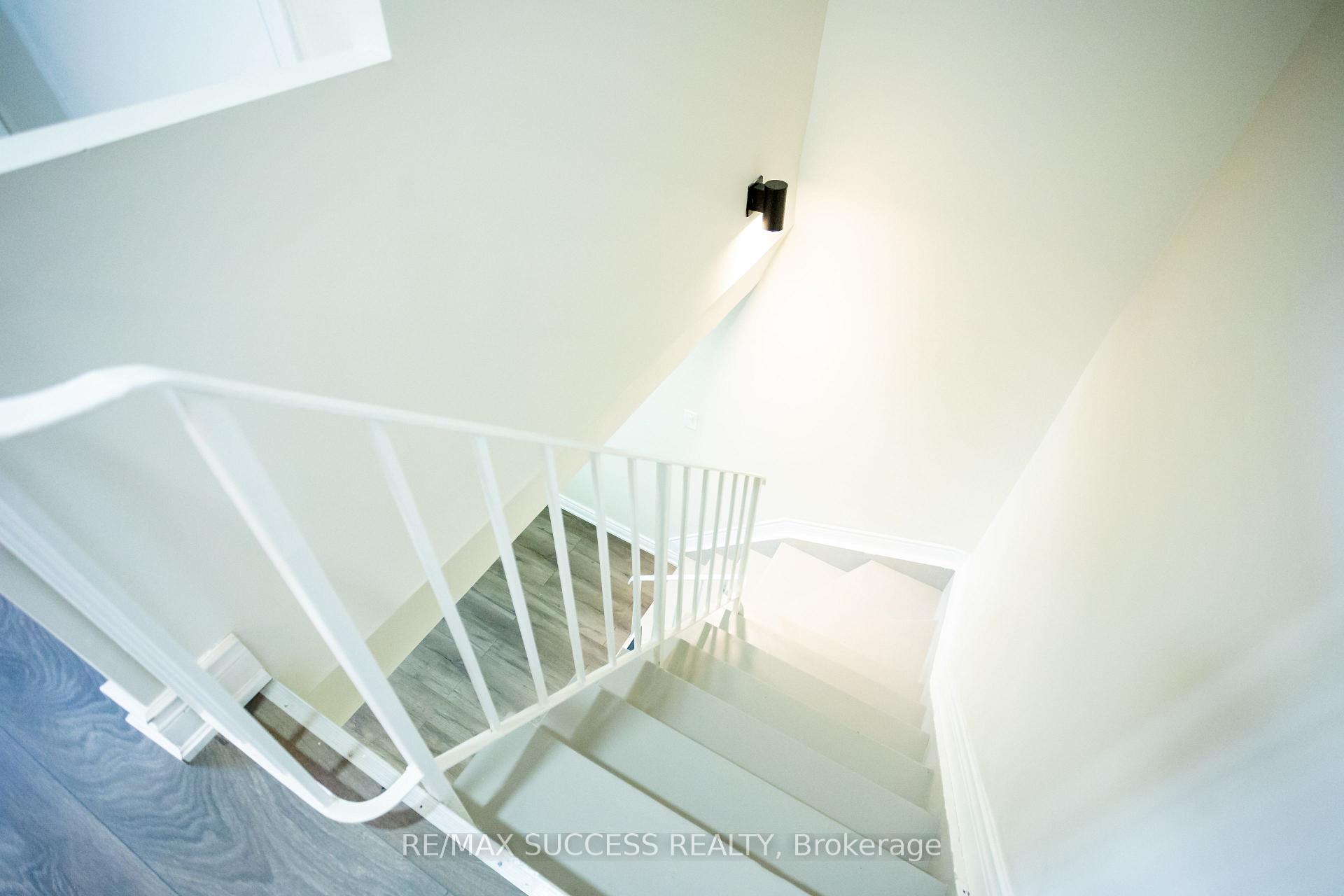 3 Bedrooms Condo at 2095 Roche, Mississauga For sale