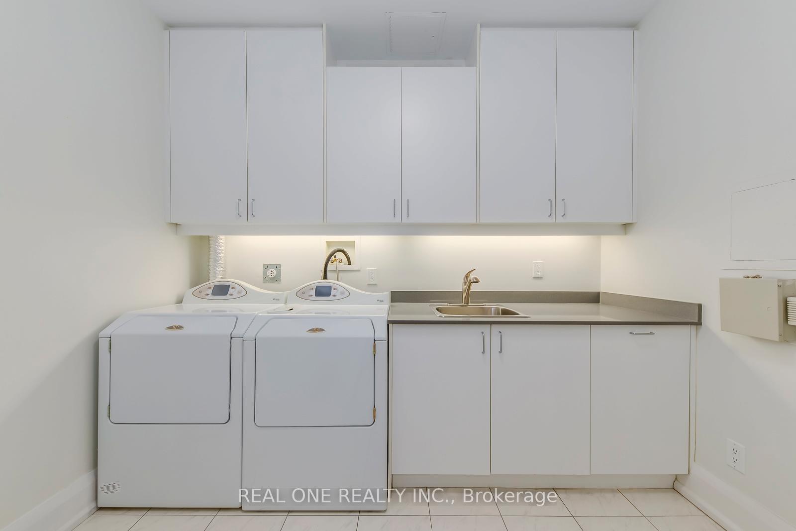 2 Bedrooms Condo at 65 Port,  Mississauga For sale
