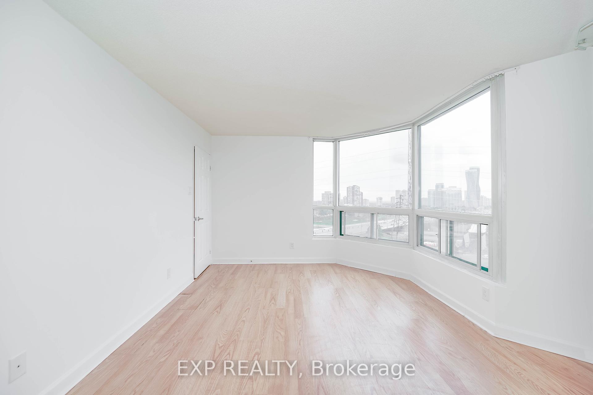 3 Bedrooms Condo at 4450 Tucana,  Mississauga For sale
