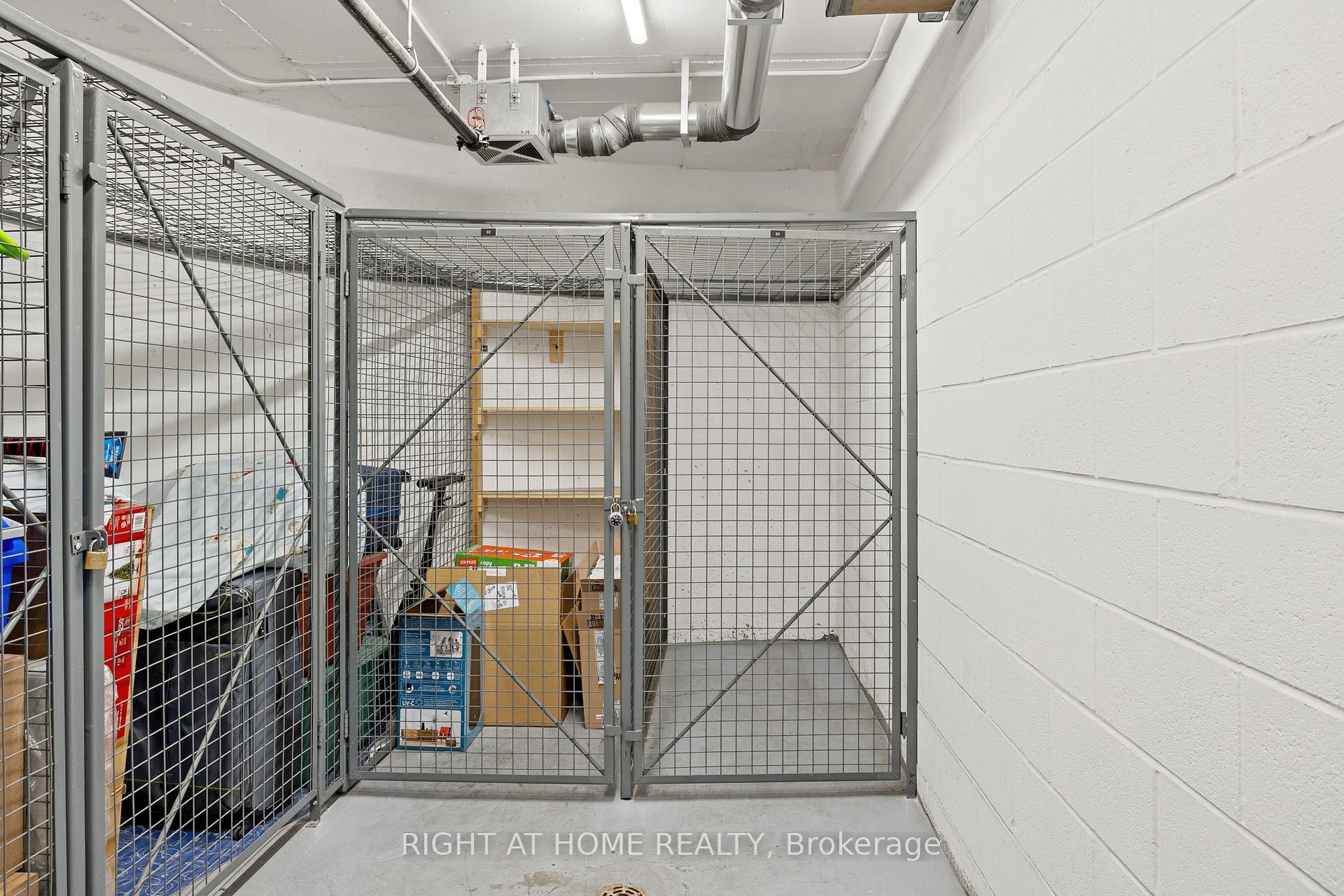 2 Bedrooms Condo at 225 Village Green, Toronto For sale