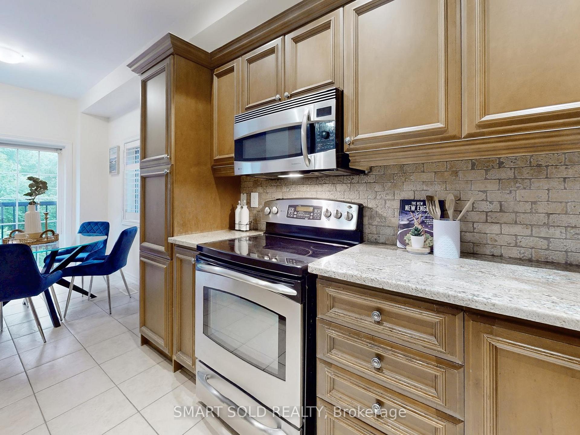 4 Bedrooms Condo at 230 Paisley, Mississauga For sale