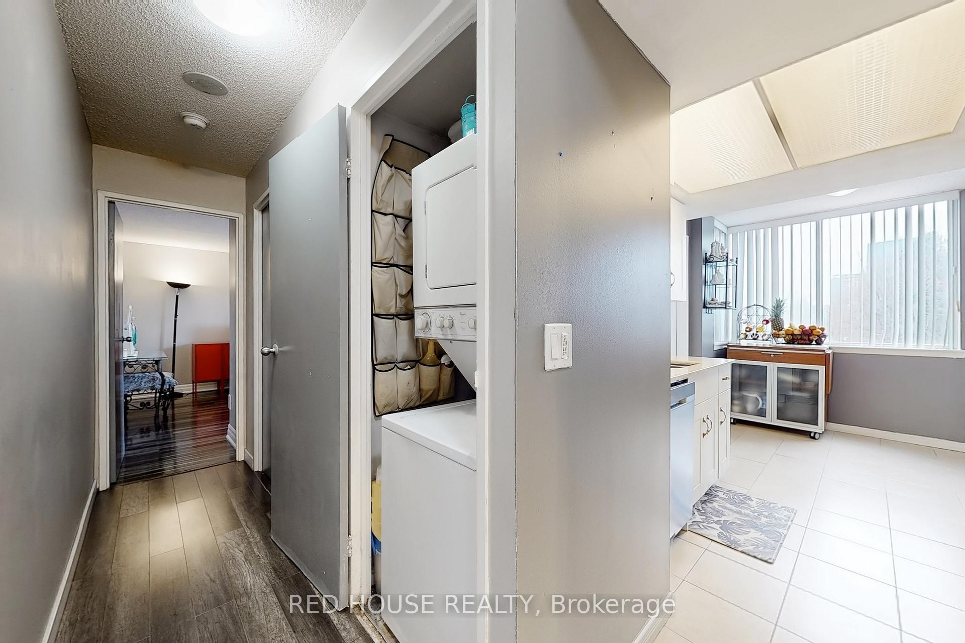 2 Bedrooms Condo at 10 Markbrook,  Toronto For sale