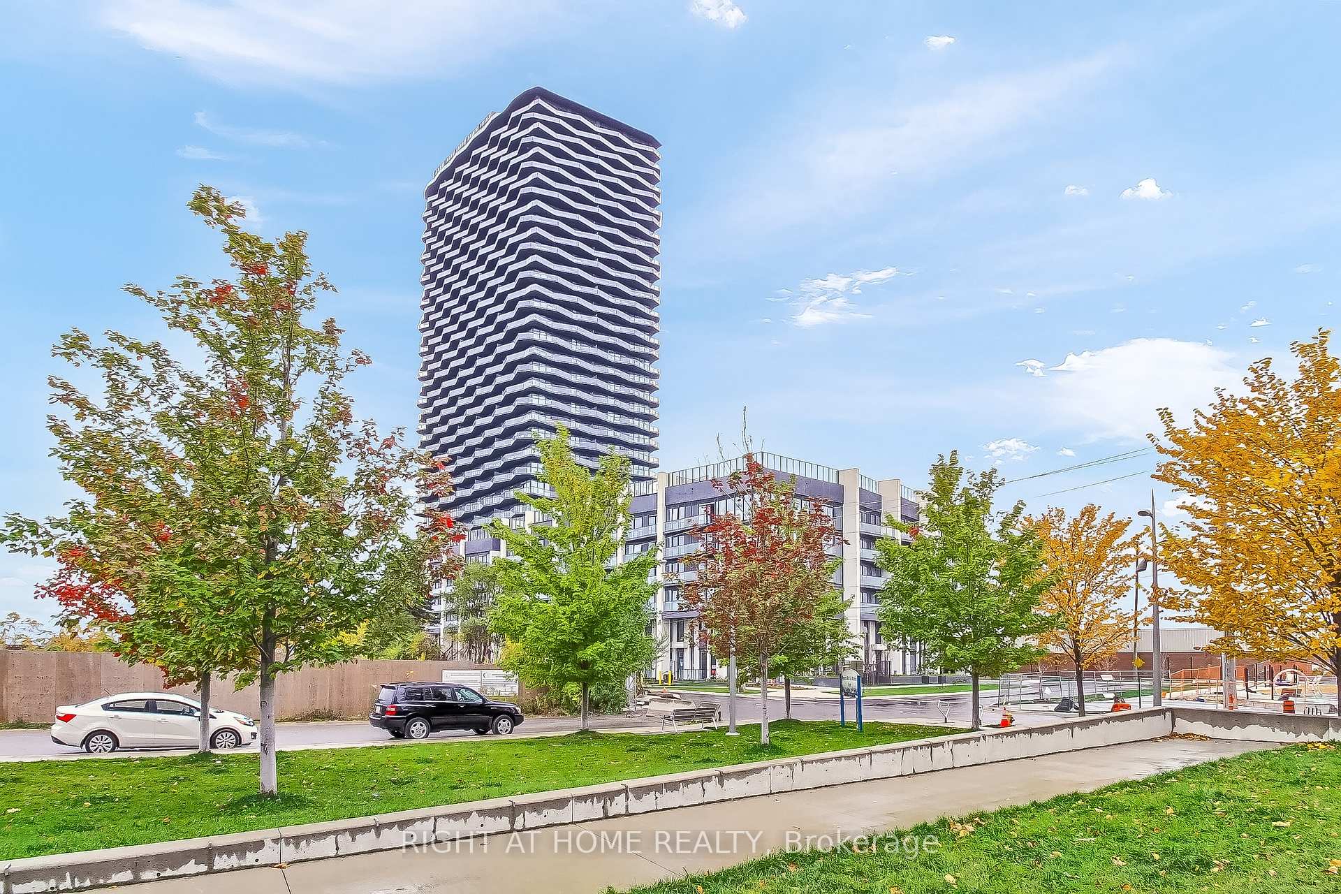 2 Bedrooms Condo at 36 Zorra,  Toronto For sale