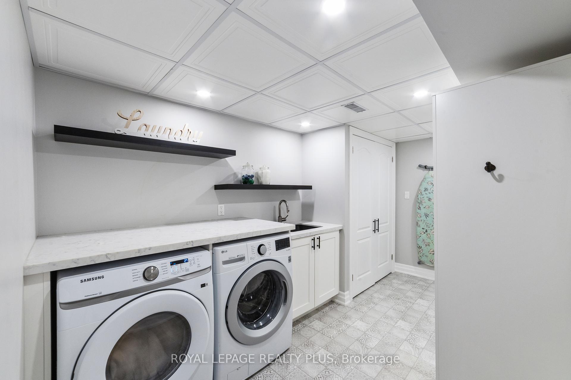 3 Bedrooms Condo at 928 Queen, Mississauga For sale