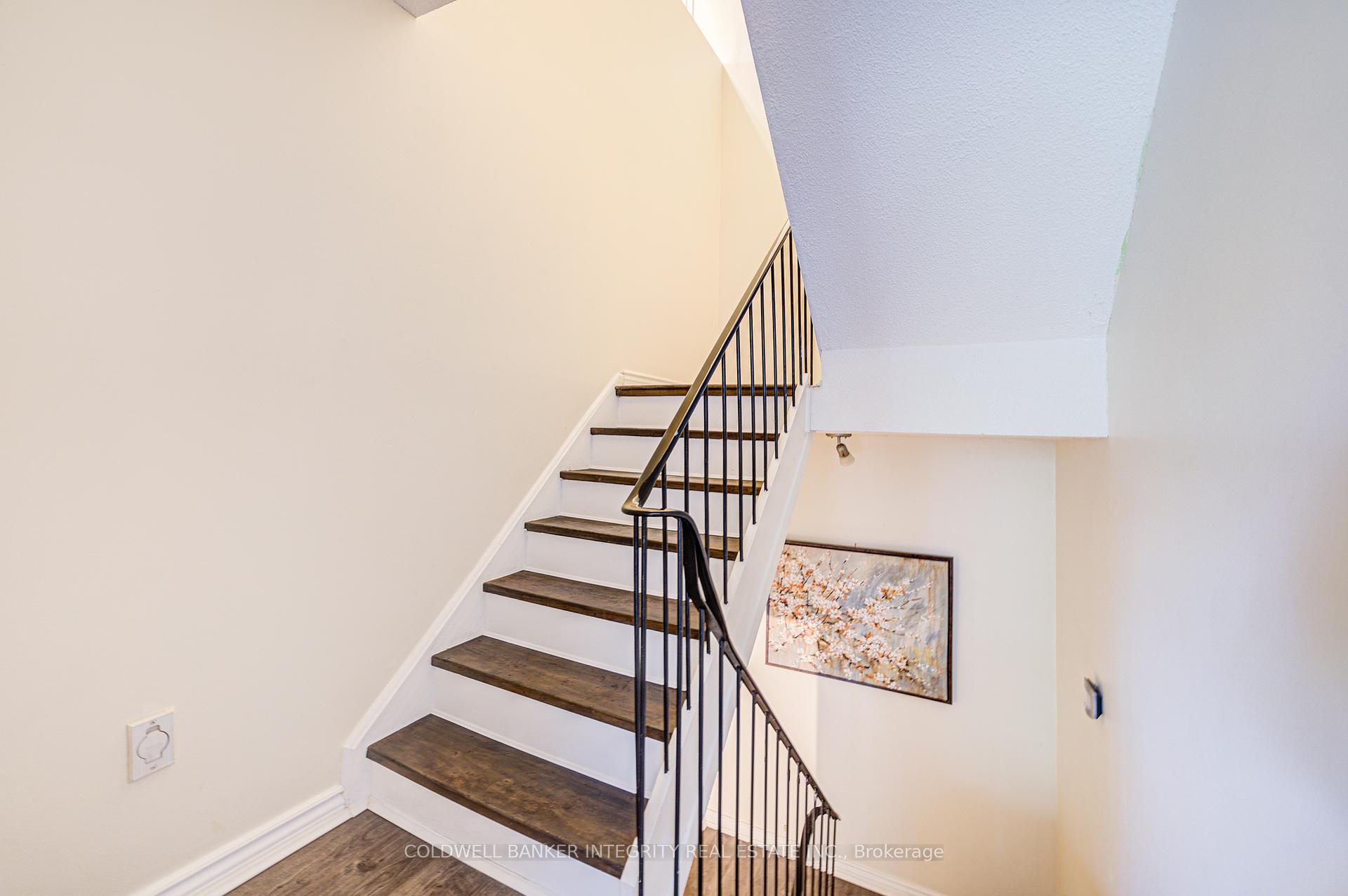 3 Bedrooms Condo at 1036 Falgarwood, Oakville For sale