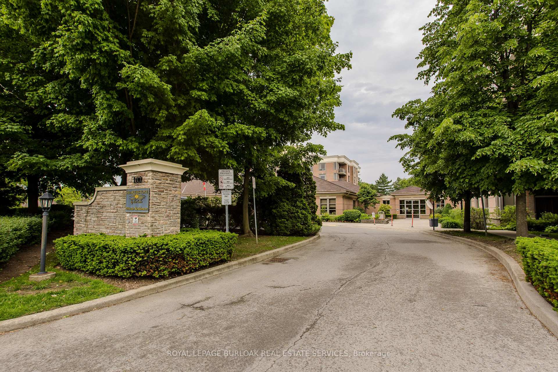 2 Bedrooms Condo at 100 Burloak, Burlington For sale
