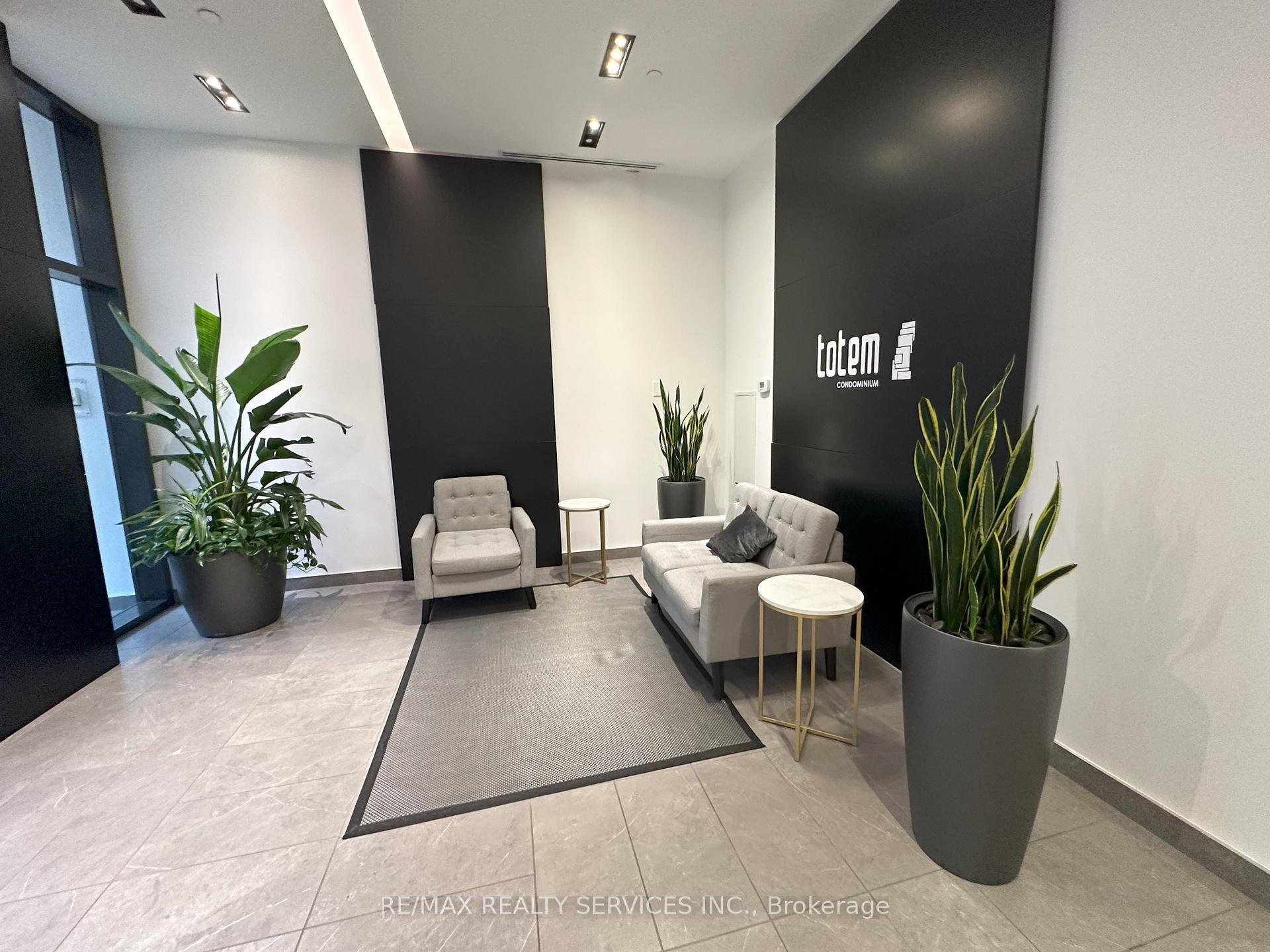 2 Bedrooms Condo at 17 Dundonald, Toronto For sale