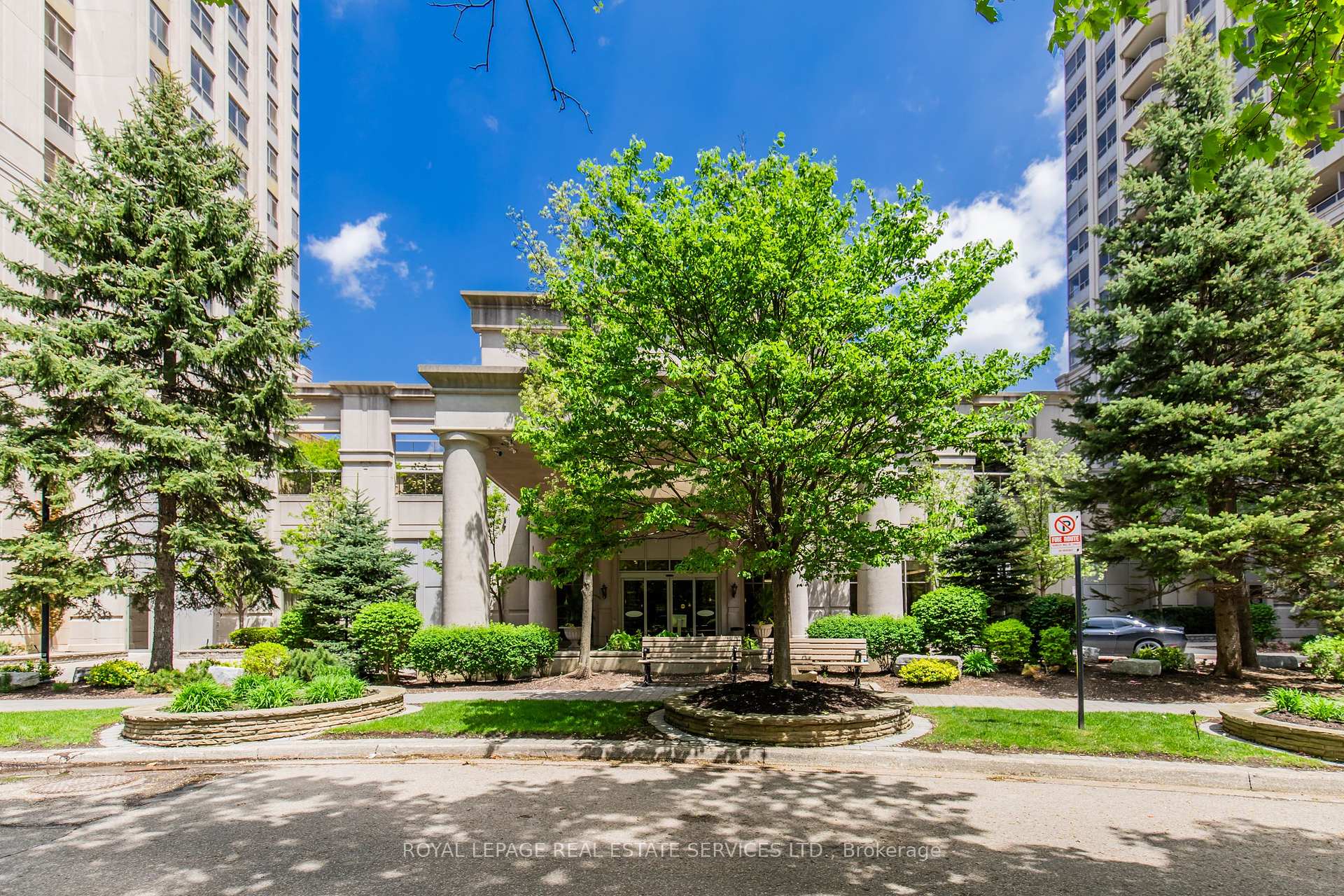 3 Bedrooms Condo at 25 Kingsbridge Garden, Mississauga For sale