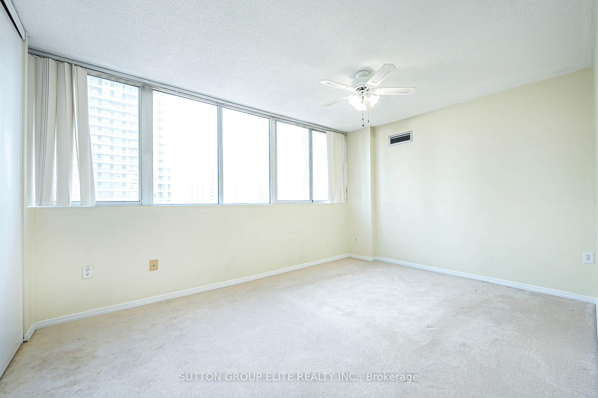 3 Bedrooms Condo at 3590 Kaneff,  Mississauga For sale